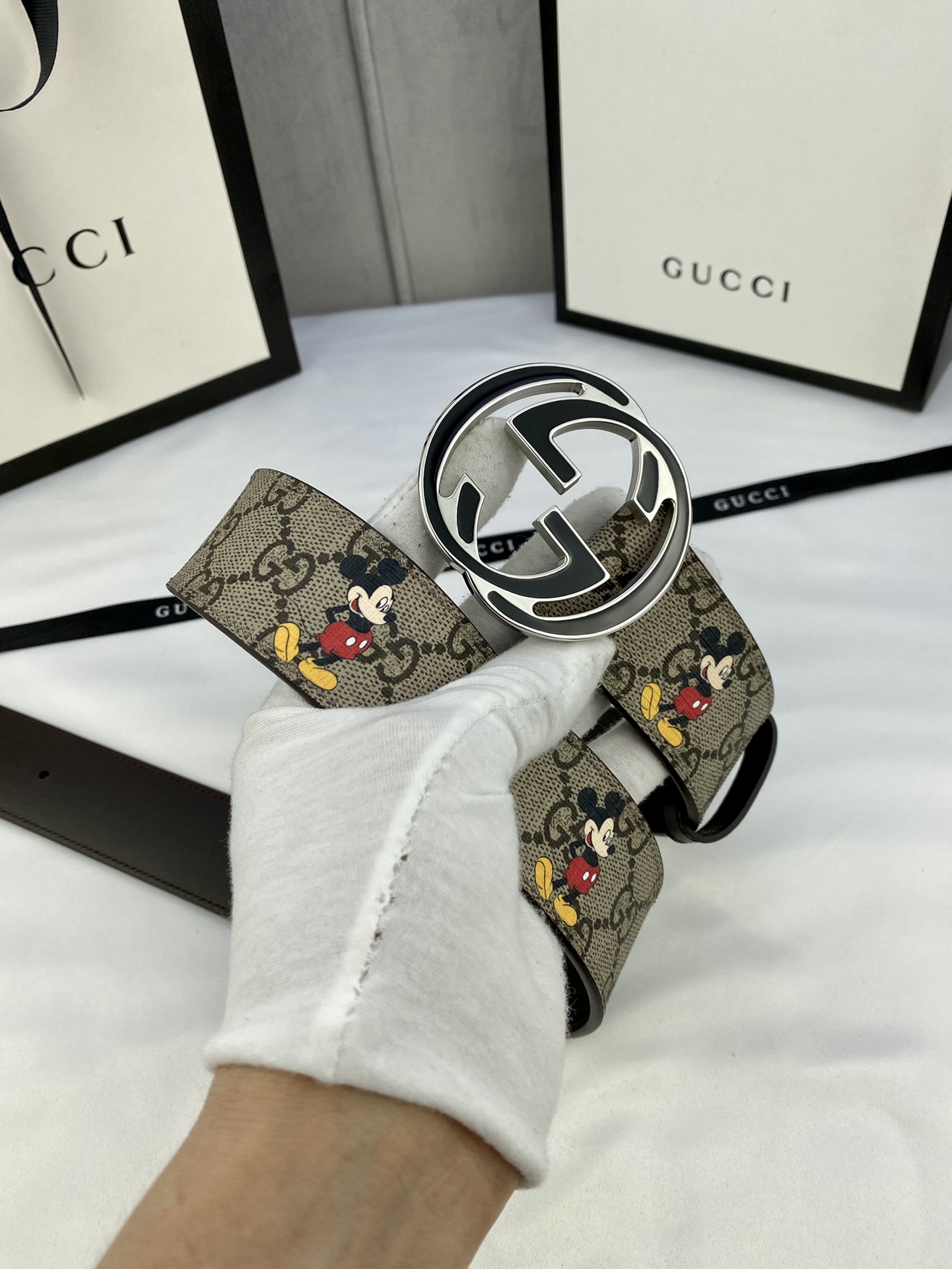 宽度4 0cm gucci 双面腰带 一侧为GG Supreme帆布融入米奇图案 厚度6 0mm