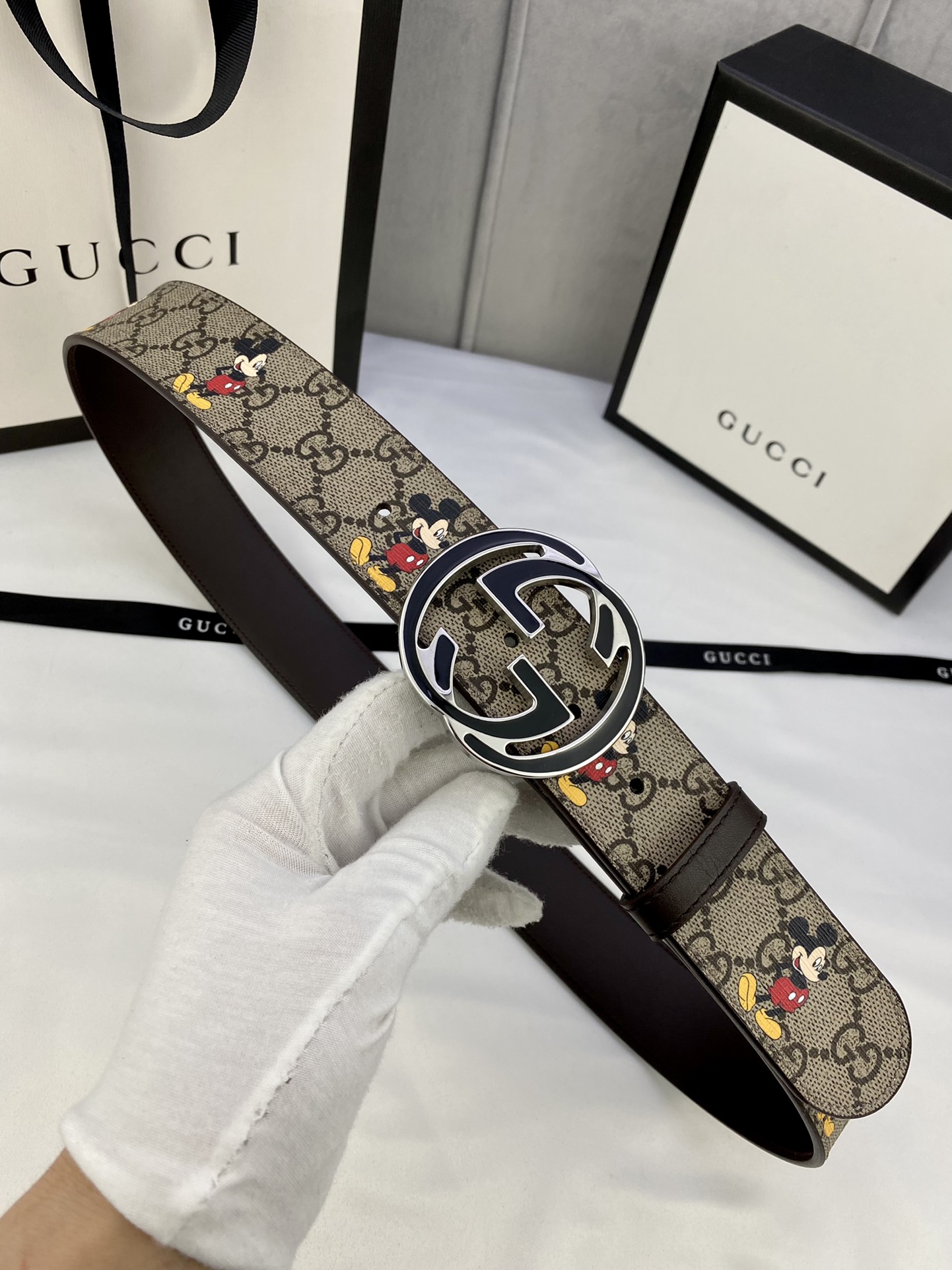 宽度4 0cm gucci 双面腰带 一侧为GG Supreme帆布融入米奇图案 厚度6 0mm