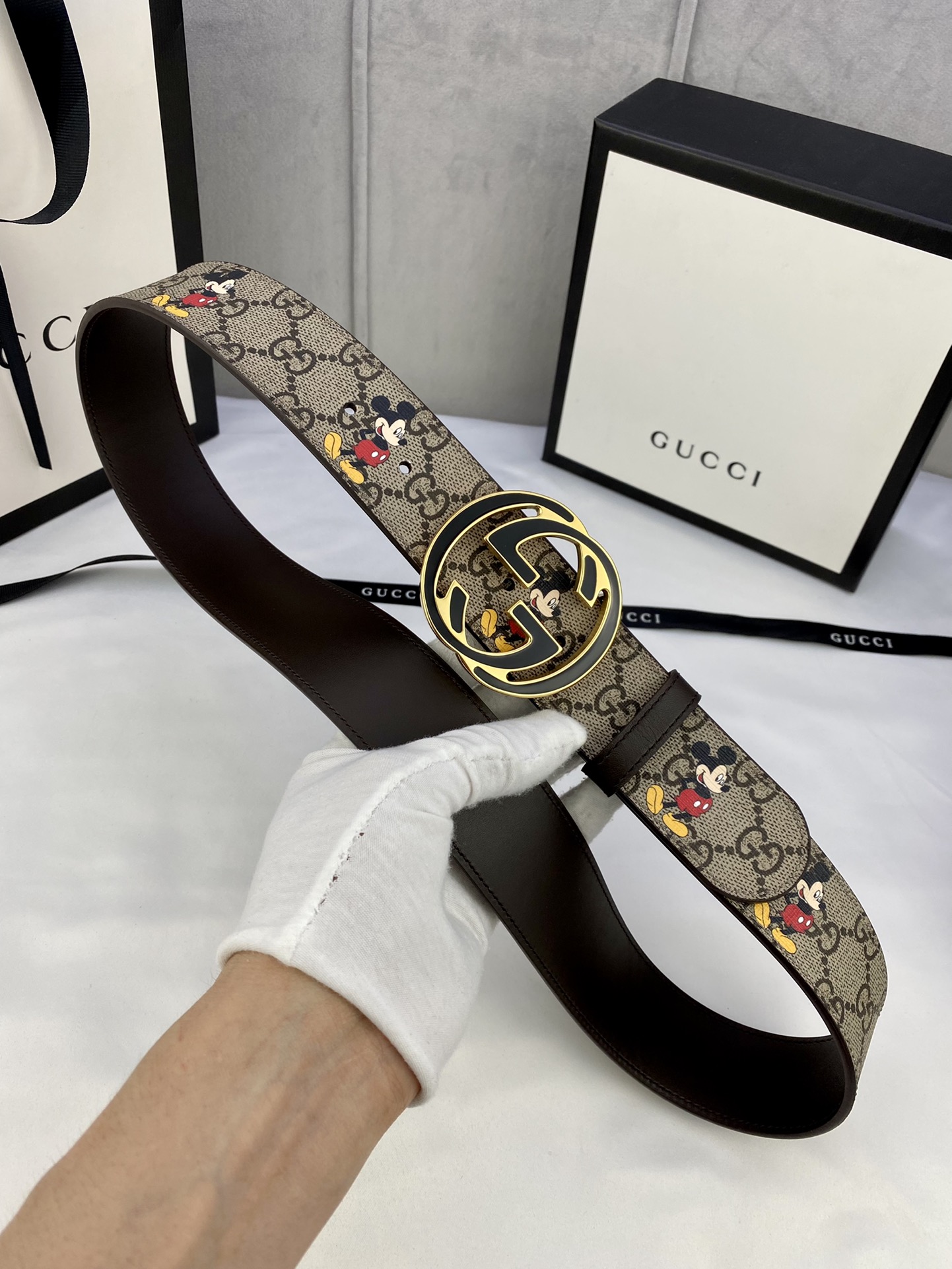 宽度4 0cm gucci 双面腰带 一侧为GG Supreme帆布融入米奇图案 厚度6 0mm