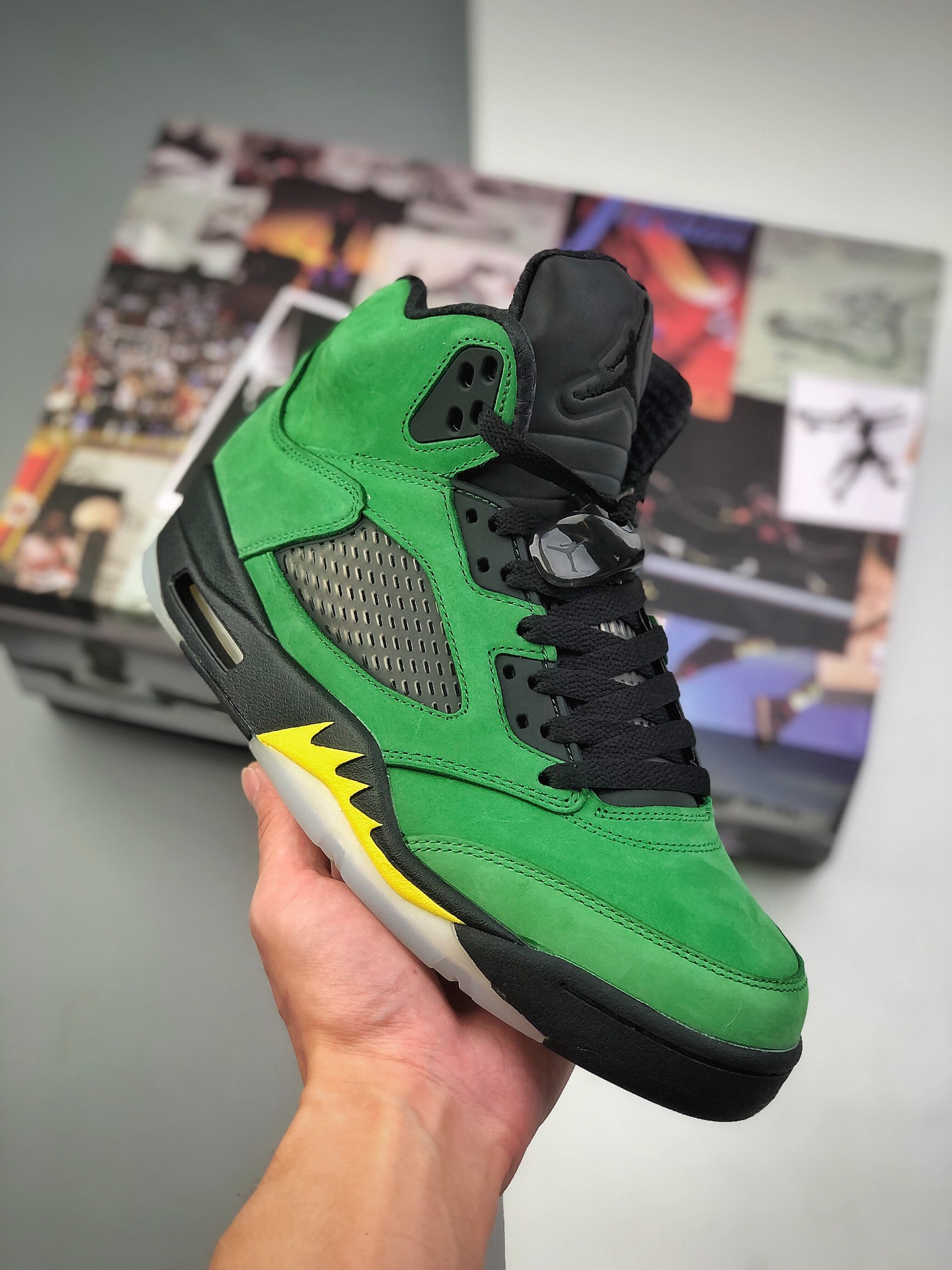 纯原 Air Jordan 5 Retro SE “Apple Green” 高帮 俄勒冈 绿鸭子 乔丹5代 aj5 高邦 黑绿 乔丹篮球鞋系列 整双鞋以一袭清新的绿色为主色调，以细翻毛皮革呈现非常高级的质感，搭配黑色…