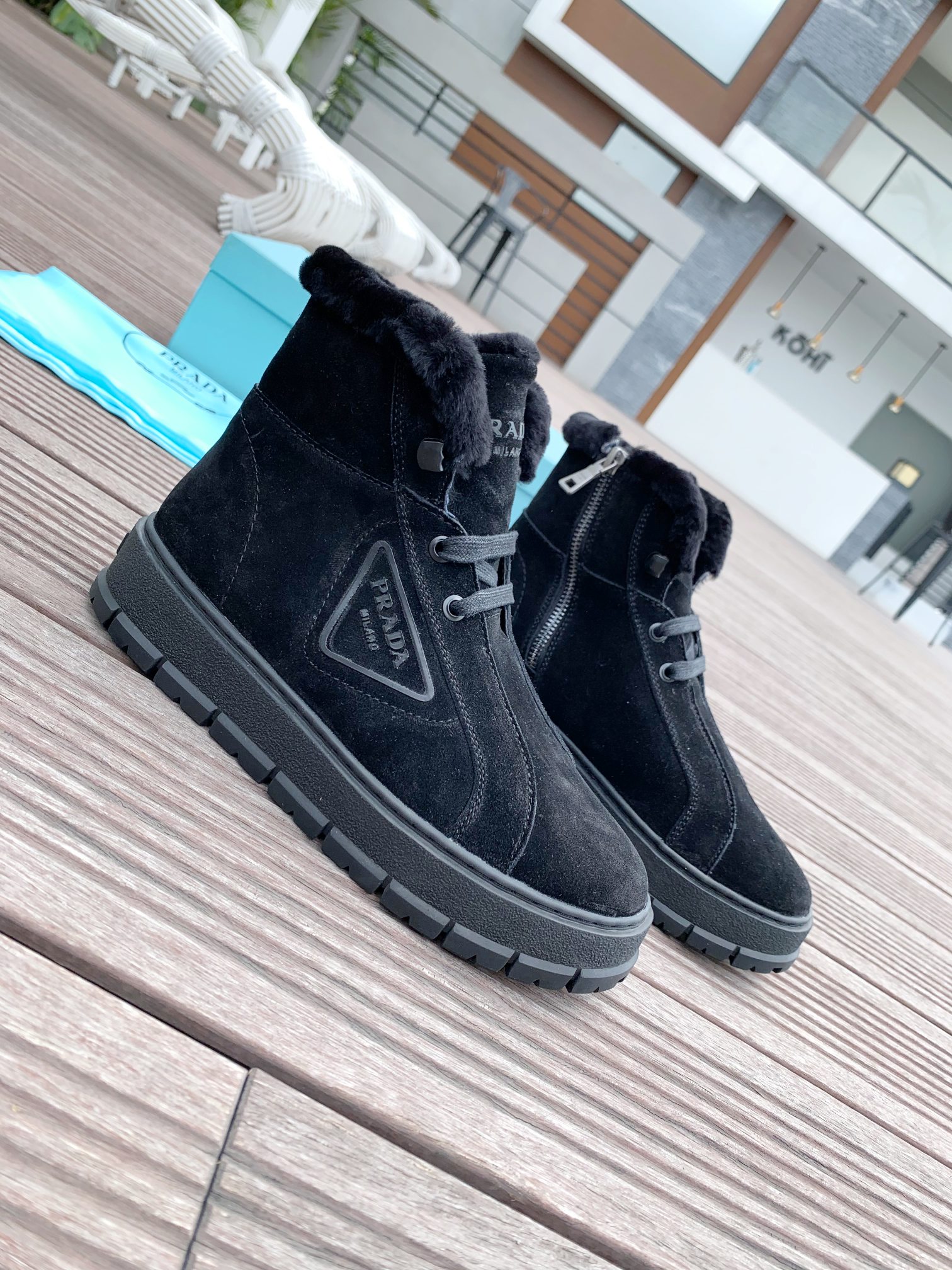 NO:537036,25SSS launches Prada autumn and winter short boots series. PRADA early autumn and winter catwalk show internet celebrity same style 'Dream-making city never sleep', Prada can be used in important occasions, fresh style and a little noble feeling, and the foot is perfectly worn with this shoe, elegant, large, crystal clear, various accessories materials are exclusive one-to-one, making the original distance zero, the whole series is exciting and combined with unexpected elements, allowing you to briefly appreciate the ever-changing style of Prada girls. 1 imported calfskin, 2 imported sheepskin fur, 3 large soles, Italian original TPU foam sole 5 colors supply, size 35-41, casual shoes/sports shoes, prada, prada, boots, sneakers, cowhide, sheepskin1986090925SSS重磅推出普拉达秋冬短靴系列 PRADA早秋冬T台走秀网红同款＂梦造不夜城＂,Prada能在重要场合用得上了,清新风带点小贵气的感觉,上脚非常完美穿搭配上此鞋,优雅大方晶莹透剔,各种配件材质,都是独家一比一定制,做到原版离距零,整个系列都令人兴奋意和外的元素结合,让你略领Prada女孩的百变风格. 1鞋面进口小牛皮, 2内里进口羊皮毛里3大底意大利原版TPU发泡大底 5色供应,码数35-41,休闲鞋/运动鞋,prada,prada,boots,sneakers,cowhide,sheepskin,Women's Shoes