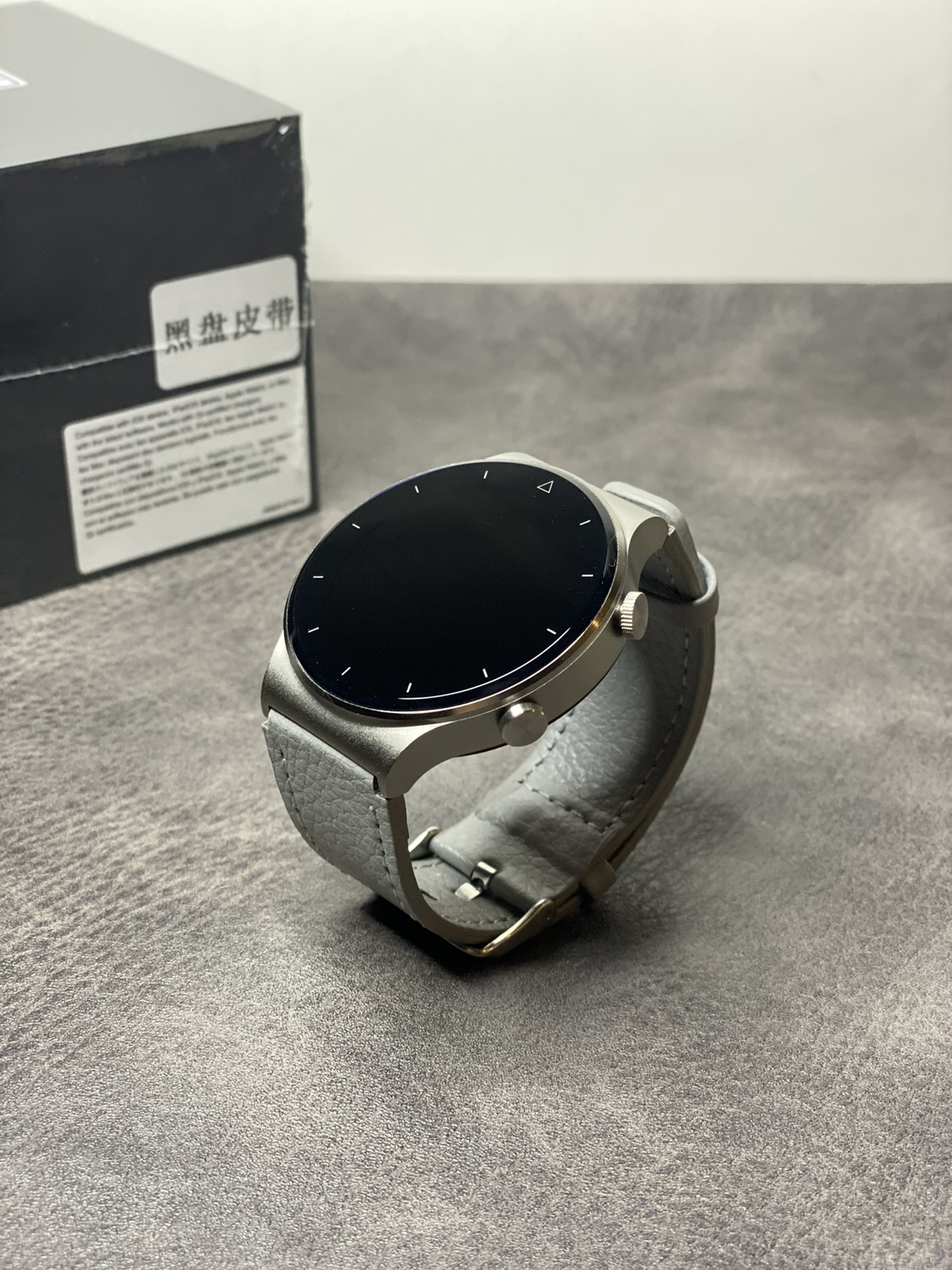 本地放💰170 利润自己加 ln出品 华为HUAWEI GT2Pro 智能手表 自带多种表盘主题 旋转按键可自由切换！ 可绑定app更换壁纸 监测各种运动数据 合金金属外壳 全陶瓷蓝宝石屏幕 超高清屏显示 带支付宝支付 出门不用带手机也可离线支付！ 高容量纯钴电池 正常使用2天 待机4-5天！ 带抬手亮屏功能 来电晃动接听电话等功能 IP6防水级别 可佩戴游泳运动计时测量数据 可打电话 检测心率 血压 心电 体温检测等 该有的功能基本都有 外观同步正品！ 表带可跟正品通用 可自由搭配更换表带 退换条件： 手表外观不磨损 屏幕保护膜不撕可退换！ 三个月有任何质量问题可保修！