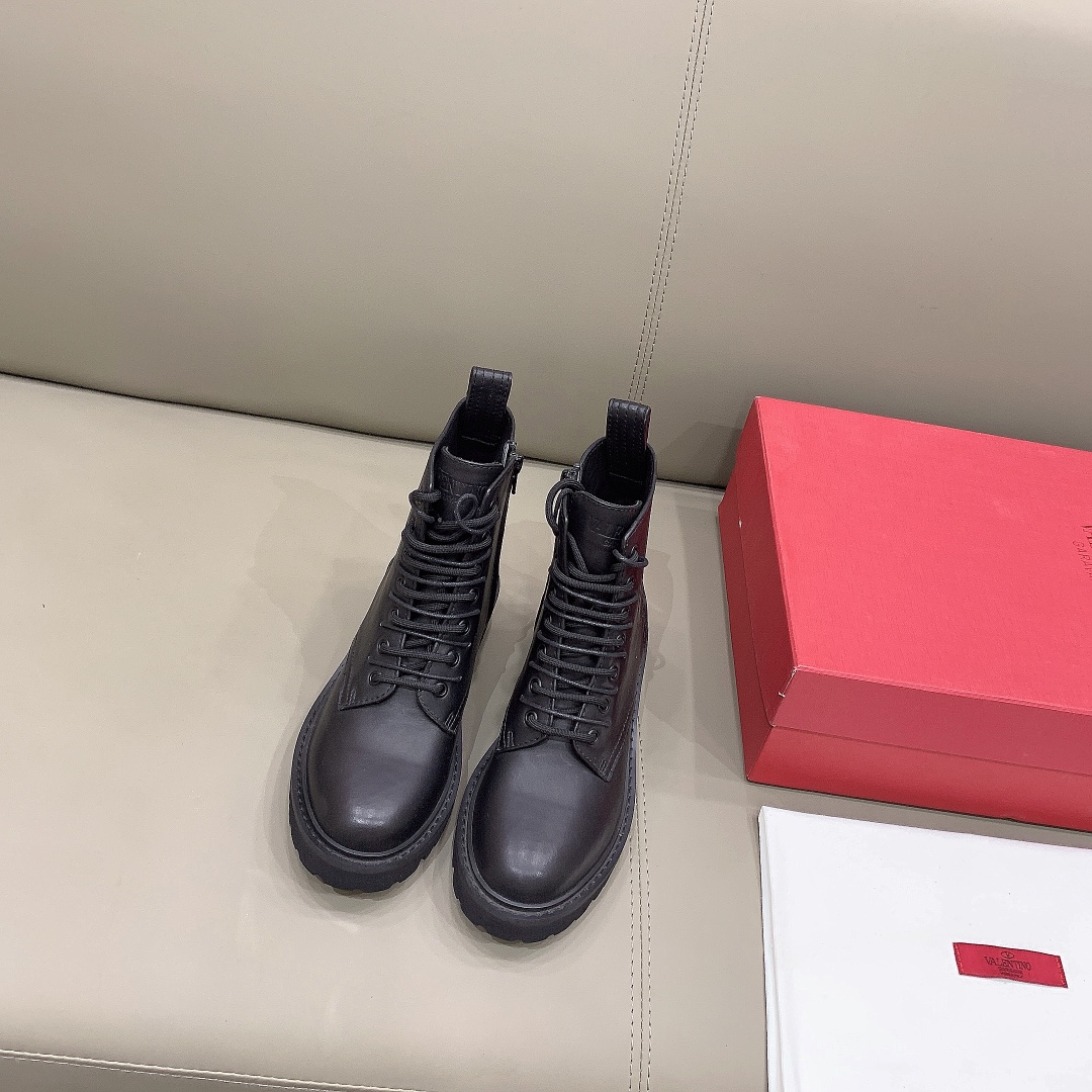 NO:485083,VALENTIN* newest large logo motorcycle boots, calfskin upper, inner footbed cowhide original molded sole size 35-39 (34 40 41 customized), boots, valentino, boots, cowhide19860909VALENTIN*新款大logo机车靴 鞋面小牛皮 内里垫脚牛皮 原版开模成型底 码数35-39（34 40 41定做）,靴子,valentino,boots,cowhide,Women's Shoes