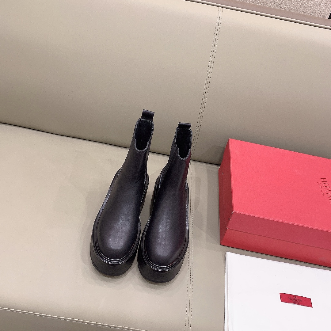 NO:485044,VALENTIN* newest thick-soled large logo ankle boots, original calfskin upper, inner footbed cowhide original open molded sole size 35-39 (34 40 41 custom made), boots, valentino, boots, cowhide19860909VALENTIN*新款厚底大logo踝靴 鞋面原版小牛皮 内里垫脚牛皮 原版开模成型底 码数35-39（34 40 41定做）,靴子,valentino,boots,cowhide,Women's Shoes