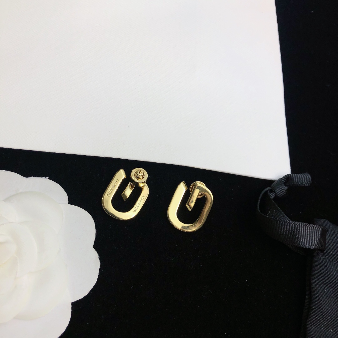Givenchy Quasty G’s Infinity Symbol Ear Nail Adds Air Elegance - 图片 7