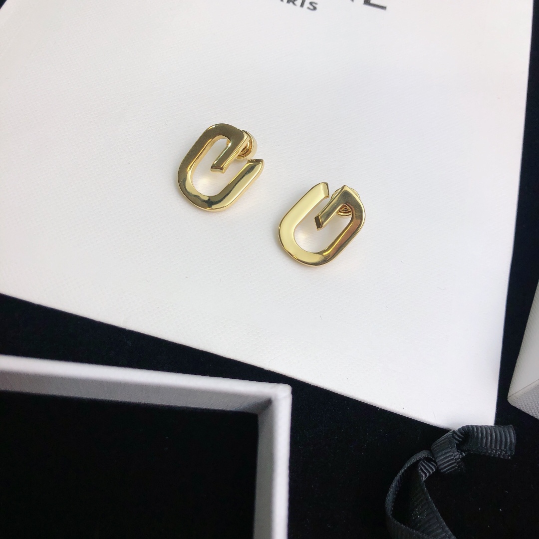 Givenchy Quasty G’s Infinity Symbol Ear Nail Adds Air Elegance - 图片 6