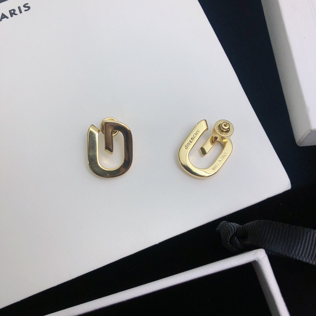 Givenchy Quasty G’s Infinity Symbol Ear Nail Adds Air Elegance - 图片 3