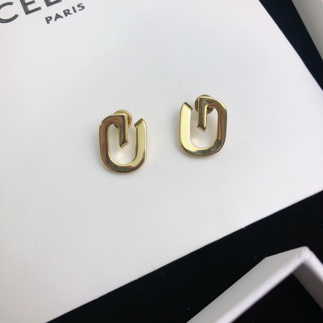 Givenchy Quasty G’s Infinity Symbol Ear Nail Adds Air Elegance - 图片 8