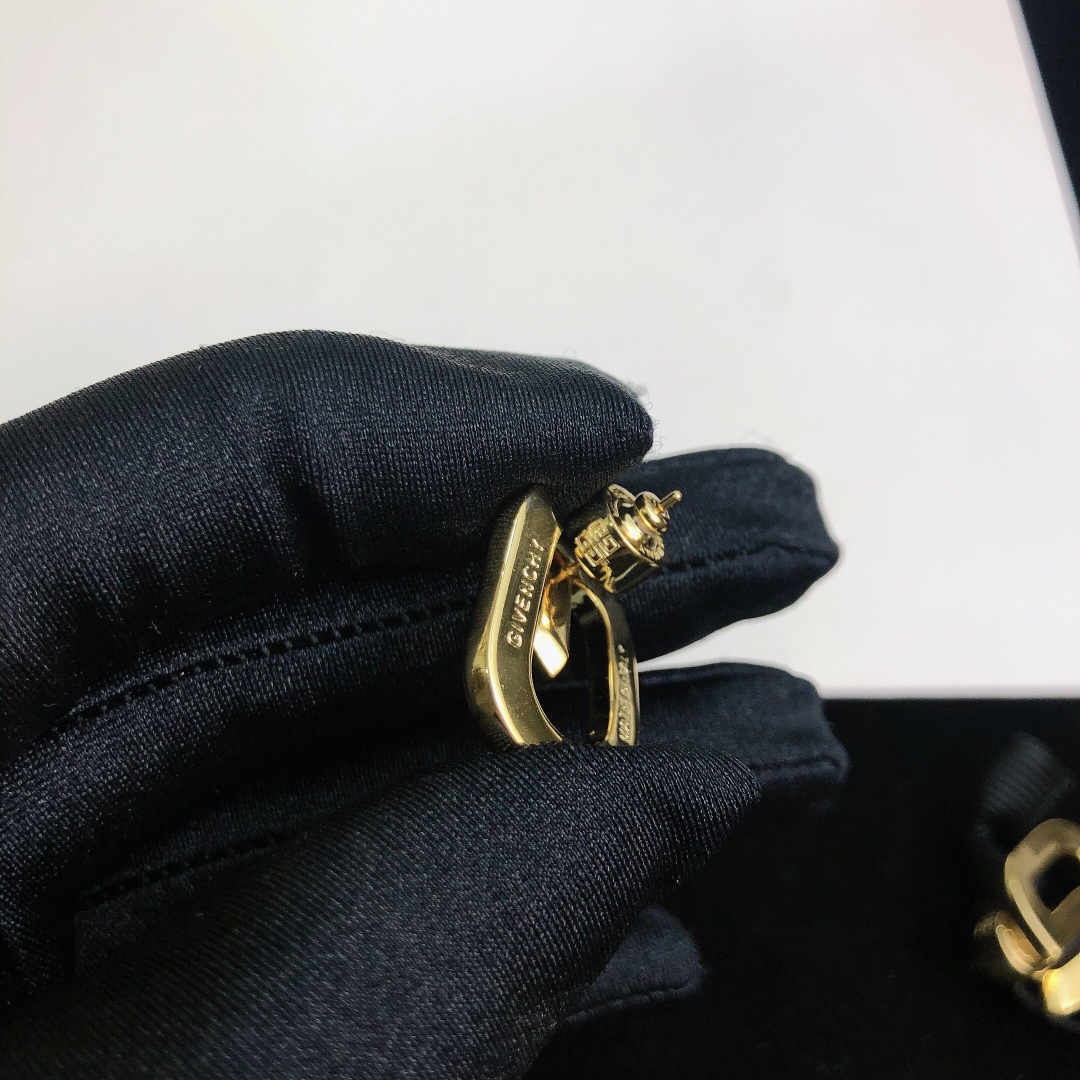 Givenchy Quasty G’s Infinity Symbol Ear Nail Adds Air Elegance - 图片 4