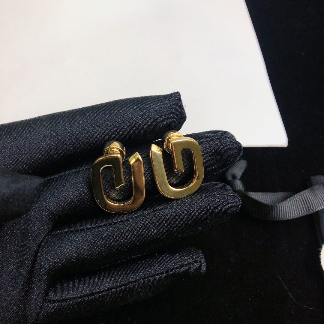 Givenchy Quasty G’s Infinity Symbol Ear Nail Adds Air Elegance - 图片 5
