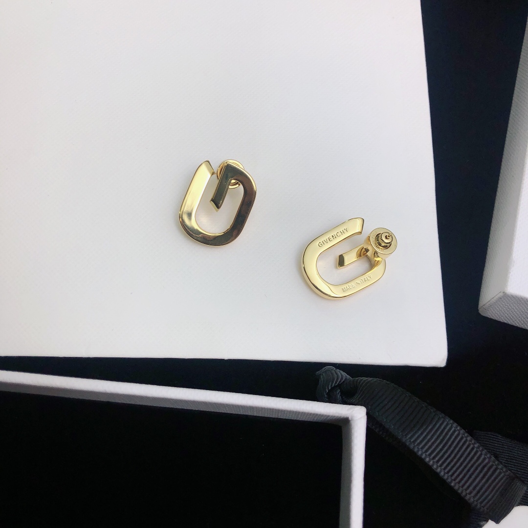 Givenchy Quasty G’s Infinity Symbol Ear Nail Adds Air Elegance - 图片 2