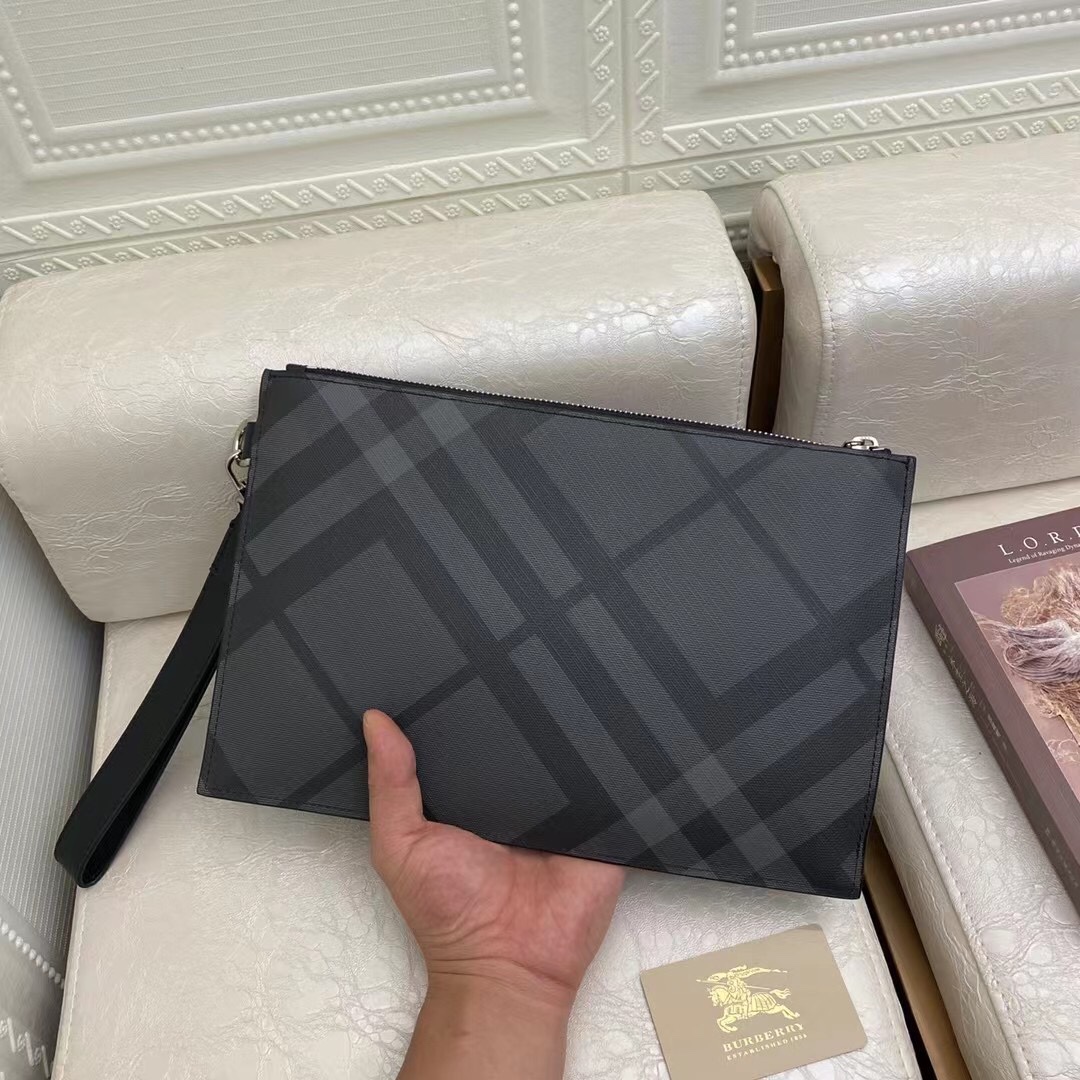 。London 格纹拉链收纳袋 ➰【B•家】原单出品🇮🇹～～🎉👉采用进口粒面小牛皮，纤巧的版型可轻松置于