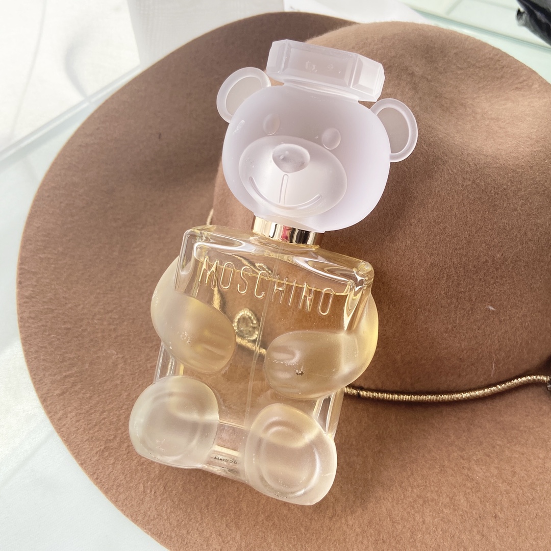 95💰专柜品质
不会有女孩子拒绝的七夕礼物 MOSCHINO TOY2
眼看还有几天就是七夕情人节[暗中观察R]
没选好礼物给恋人的男生女生们，
就想说谁会拒绝这么可爱的熊熊香水呢[暗中观察R]
当礼物真的再适合不过了，
哪怕是没有情侣的兄弟姐妹都可以买来送给自己呀~
因为他真的真的是太可爱了[害羞R][害羞R][害羞R]
味道里掺杂着甜甜的橘子汽水夏天气息~
💙前调：青苹果 木兰 橘子
💙中调：白醋栗 牡丹 茉莉花
💙基调：檀香 麝香 薄荷木
极其少女却又不会过分甜腻的花果软萌香~刚刚好~
从前调到后调就像是从青涩慢慢到轻成熟~
外观小熊头是很厚实的磨砂塑料🧸
拿在手里很有质感 整体也不失高级的感觉，
真的没有谁会抗拒收到这样一个礼物吧✨
[飞吻R]直男男朋友无法抵抗的少女香 嘻嘻~