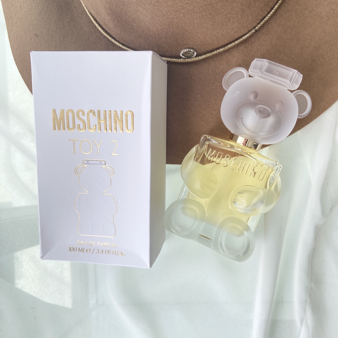 95💰专柜品质
不会有女孩子拒绝的七夕礼物 MOSCHINO TOY2
眼看还有几天就是七夕情人节[暗中观察R]
没选好礼物给恋人的男生女生们，
就想说谁会拒绝这么可爱的熊熊香水呢[暗中观察R]
当礼物真的再适合不过了，
哪怕是没有情侣的兄弟姐妹都可以买来送给自己呀~
因为他真的真的是太可爱了[害羞R][害羞R][害羞R]
味道里掺杂着甜甜的橘子汽水夏天气息~
💙前调：青苹果 木兰 橘子
💙中调：白醋栗 牡丹 茉莉花
💙基调：檀香 麝香 薄荷木
极其少女却又不会过分甜腻的花果软萌香~刚刚好~
从前调到后调就像是从青涩慢慢到轻成熟~
外观小熊头是很厚实的磨砂塑料🧸
拿在手里很有质感 整体也不失高级的感觉，
真的没有谁会抗拒收到这样一个礼物吧✨
[飞吻R]直男男朋友无法抵抗的少女香 嘻嘻~