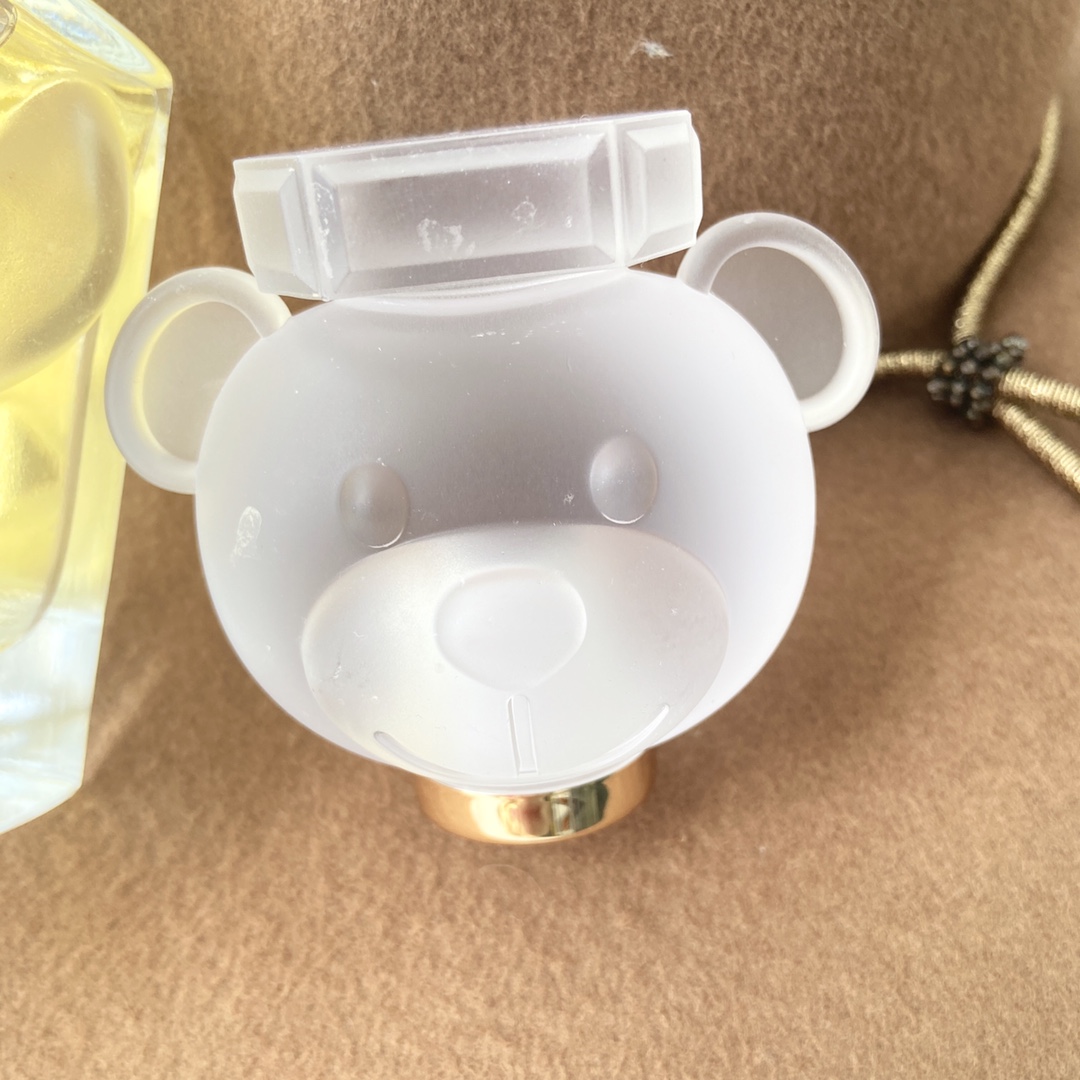 95💰专柜品质
不会有女孩子拒绝的七夕礼物 MOSCHINO TOY2
眼看还有几天就是七夕情人节[暗中观察R]
没选好礼物给恋人的男生女生们，
就想说谁会拒绝这么可爱的熊熊香水呢[暗中观察R]
当礼物真的再适合不过了，
哪怕是没有情侣的兄弟姐妹都可以买来送给自己呀~
因为他真的真的是太可爱了[害羞R][害羞R][害羞R]
味道里掺杂着甜甜的橘子汽水夏天气息~
💙前调：青苹果 木兰 橘子
💙中调：白醋栗 牡丹 茉莉花
💙基调：檀香 麝香 薄荷木
极其少女却又不会过分甜腻的花果软萌香~刚刚好~
从前调到后调就像是从青涩慢慢到轻成熟~
外观小熊头是很厚实的磨砂塑料🧸
拿在手里很有质感 整体也不失高级的感觉，
真的没有谁会抗拒收到这样一个礼物吧✨
[飞吻R]直男男朋友无法抵抗的少女香 嘻嘻~
