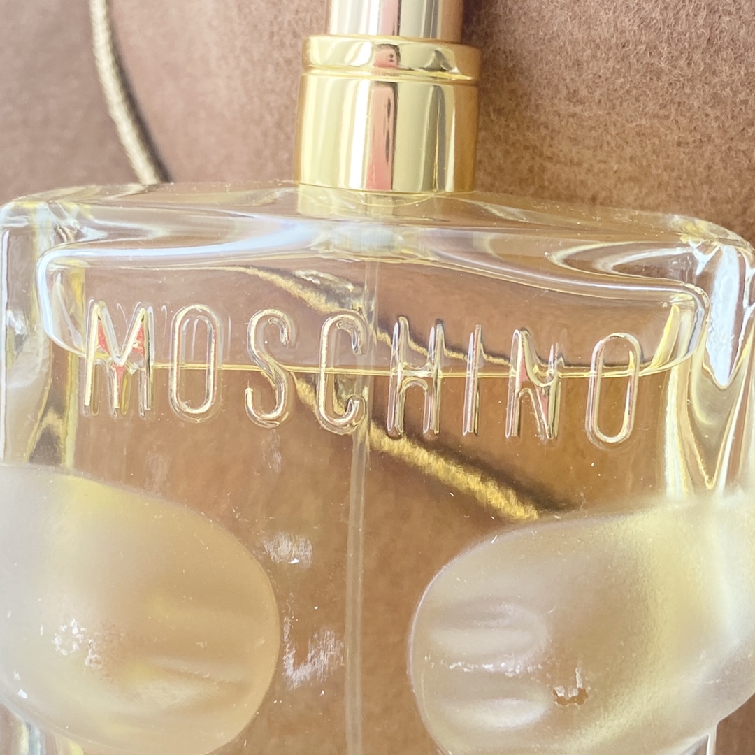 95💰专柜品质
不会有女孩子拒绝的七夕礼物 MOSCHINO TOY2
眼看还有几天就是七夕情人节[暗中观察R]
没选好礼物给恋人的男生女生们，
就想说谁会拒绝这么可爱的熊熊香水呢[暗中观察R]
当礼物真的再适合不过了，
哪怕是没有情侣的兄弟姐妹都可以买来送给自己呀~
因为他真的真的是太可爱了[害羞R][害羞R][害羞R]
味道里掺杂着甜甜的橘子汽水夏天气息~
💙前调：青苹果 木兰 橘子
💙中调：白醋栗 牡丹 茉莉花
💙基调：檀香 麝香 薄荷木
极其少女却又不会过分甜腻的花果软萌香~刚刚好~
从前调到后调就像是从青涩慢慢到轻成熟~
外观小熊头是很厚实的磨砂塑料🧸
拿在手里很有质感 整体也不失高级的感觉，
真的没有谁会抗拒收到这样一个礼物吧✨
[飞吻R]直男男朋友无法抵抗的少女香 嘻嘻~