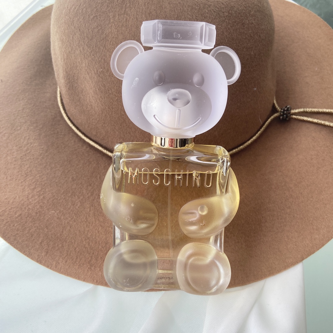 95💰专柜品质
不会有女孩子拒绝的七夕礼物 MOSCHINO TOY2
眼看还有几天就是七夕情人节[暗中观察R]
没选好礼物给恋人的男生女生们，
就想说谁会拒绝这么可爱的熊熊香水呢[暗中观察R]
当礼物真的再适合不过了，
哪怕是没有情侣的兄弟姐妹都可以买来送给自己呀~
因为他真的真的是太可爱了[害羞R][害羞R][害羞R]
味道里掺杂着甜甜的橘子汽水夏天气息~
💙前调：青苹果 木兰 橘子
💙中调：白醋栗 牡丹 茉莉花
💙基调：檀香 麝香 薄荷木
极其少女却又不会过分甜腻的花果软萌香~刚刚好~
从前调到后调就像是从青涩慢慢到轻成熟~
外观小熊头是很厚实的磨砂塑料🧸
拿在手里很有质感 整体也不失高级的感觉，
真的没有谁会抗拒收到这样一个礼物吧✨
[飞吻R]直男男朋友无法抵抗的少女香 嘻嘻~
