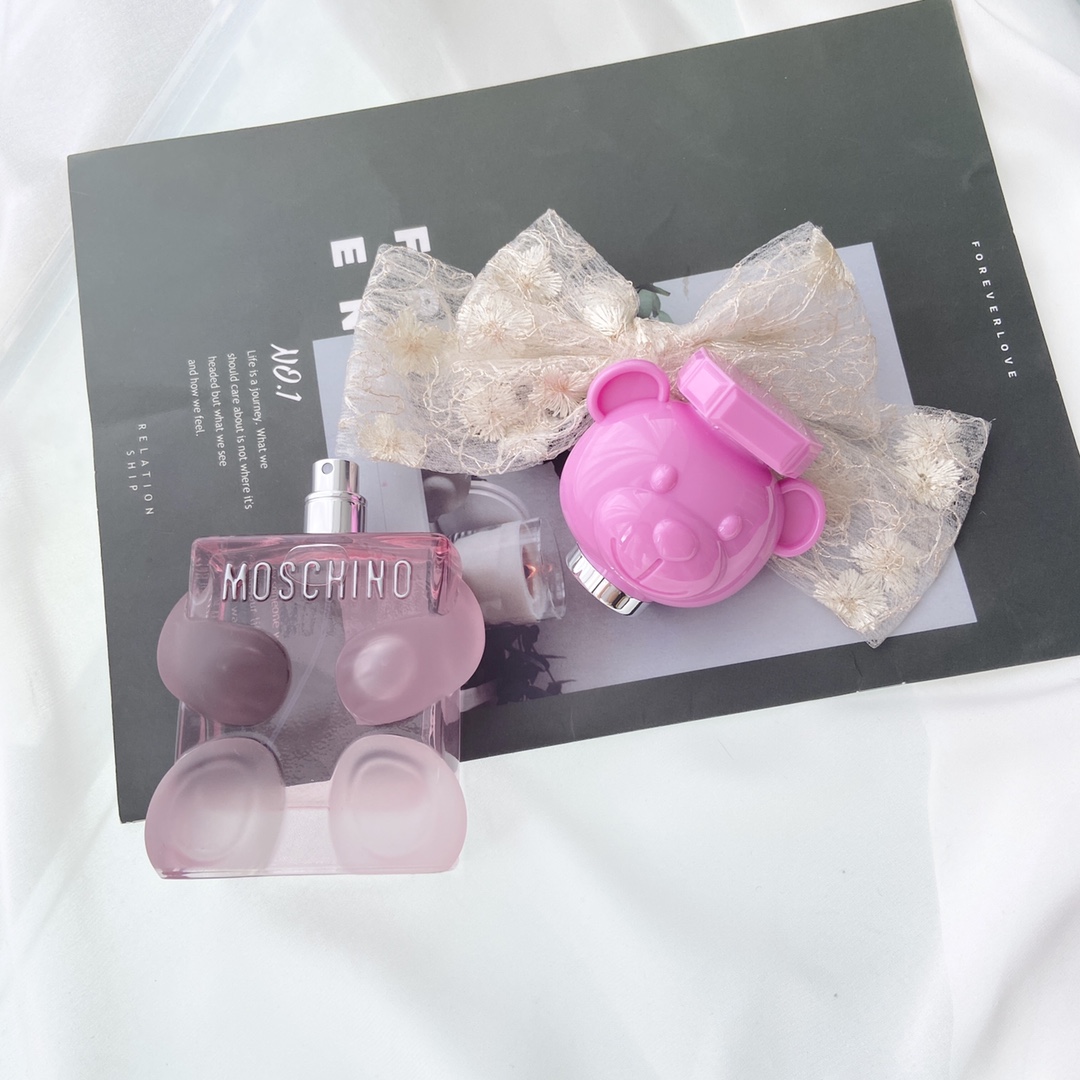 95💰专柜品质
MOSCHINO｜TOY2 Bubble Gum 粉色泡泡糖女孩
花果美食调
前调｜意大利柠檬精油、意大利柑橘精油、泡泡糖、肉桂、黑醋栗
中调｜干姜粉末、保加利亚玫瑰精油、粉色桃花、水蜜桃
后调｜雪松精油、丝绒麝香鸡尾酒、龙涎香
-
这款香水的设计，我觉得大多数女人都无法抗拒吧？芭比粉+熊熊造型，简直直击老夫的少女心吖，之前就为了这个造型收了其他款，到现在很遗憾的就是没有收到第一代
-
前调浓郁的泡泡糖味道，搭配着柑橘与柠檬精油，让泡泡糖的甜味带着少许果香的酸甜，像是我们小时候吃的水果味泡泡糖，也有点像橘子汽水味
不过这样甜的味道持续时间并不长，就被柠檬精油味慢慢覆盖，进而出现了些玫瑰与鲜桃子的味道，还有少少的肉桂，依然少女，不过少了甜腻多了些柔美
最后随着雪松、麝香鸡尾酒的加入，有了一点点木质味，可是真的就是一点点而已。
但是这一点点对于一款少女香来说，我觉得是恰到好处，毕竟即使是少女也不可能的是一甜到底的吧？
这少许的木质味，融合了甜味与花果香，该怎么形容呢？似乎是这位可爱甜美的少女突然在某一个转角遇到了令她心动的少年，小鹿乱撞的她害羞了，收起了原本的甜腻，多了些含蓄与羞涩，这也意味着少女的成长了～～～
-
偏甜，少女香，甜美少女直接入！
虽然明显这就是一款少女香，并不适合老夫我使用，但是这颜值不收的话对不起自己吖，