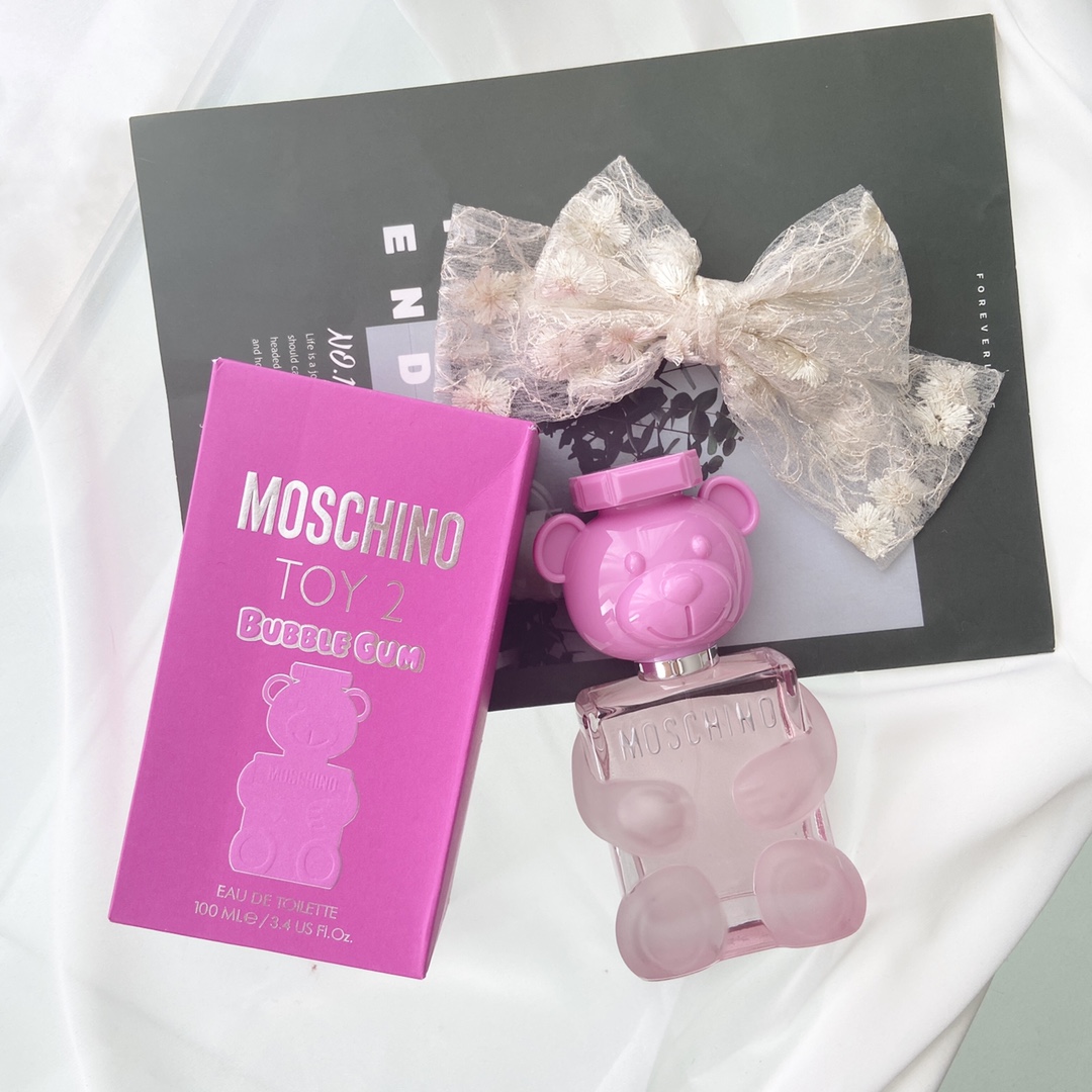 95💰专柜品质
MOSCHINO｜TOY2 Bubble Gum 粉色泡泡糖女孩
花果美食调
前调｜意大利柠檬精油、意大利柑橘精油、泡泡糖、肉桂、黑醋栗
中调｜干姜粉末、保加利亚玫瑰精油、粉色桃花、水蜜桃
后调｜雪松精油、丝绒麝香鸡尾酒、龙涎香
-
这款香水的设计，我觉得大多数女人都无法抗拒吧？芭比粉+熊熊造型，简直直击老夫的少女心吖，之前就为了这个造型收了其他款，到现在很遗憾的就是没有收到第一代
-
前调浓郁的泡泡糖味道，搭配着柑橘与柠檬精油，让泡泡糖的甜味带着少许果香的酸甜，像是我们小时候吃的水果味泡泡糖，也有点像橘子汽水味
不过这样甜的味道持续时间并不长，就被柠檬精油味慢慢覆盖，进而出现了些玫瑰与鲜桃子的味道，还有少少的肉桂，依然少女，不过少了甜腻多了些柔美
最后随着雪松、麝香鸡尾酒的加入，有了一点点木质味，可是真的就是一点点而已。
但是这一点点对于一款少女香来说，我觉得是恰到好处，毕竟即使是少女也不可能的是一甜到底的吧？
这少许的木质味，融合了甜味与花果香，该怎么形容呢？似乎是这位可爱甜美的少女突然在某一个转角遇到了令她心动的少年，小鹿乱撞的她害羞了，收起了原本的甜腻，多了些含蓄与羞涩，这也意味着少女的成长了～～～
-
偏甜，少女香，甜美少女直接入！
虽然明显这就是一款少女香，并不适合老夫我使用，但是这颜值不收的话对不起自己吖，