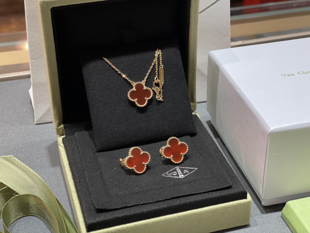 NO:102454,p95 necklace bracelet Vca four-leaf clover medium set perfect match to show fair skin color, Vca bracelet Vac necklace, necklace, bracelet19860909p95项链手链 Vca四叶草中号套装 绝配 显肤色白皙,Vca手链Vac项链,necklace,bracelet,Jewelry