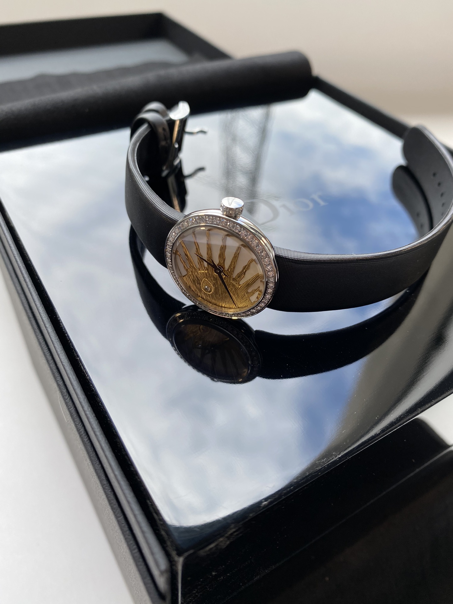 NO:532317,Batch: With a full package LA D DE DIOR ROSE CLESTE Dior Rose Women's Gold Quartz Watch, model CD04711X1001_, official price 47,200 yuan, delicate watch diameter 25mm, reflecting the spirit of Dior jewelry, combining professional jewelry craftsmanship and bold creativity with Swiss watchmaking technology. Stainless steel case, bezel and crown are set in diamonds.  Black stainless steel bottom cover, decorated with moon and inlaid with three diamonds. Mother-of-pearl dial, decorative imprint and engraved metal sun pattern covered with gold, eyelets inlaid with one diamond, polished and treated with princess-style pointers. Black satin strap, steel pin buckle buckle. Anti-glare sapphire crystal mirror, stainless steel bezel full of diamond decoration, showing its nobleness. The bottom cover polished crescent moon pattern is matched with three diamond-shaped stars, corresponding to the sun, changing day and night, rejuvenating. Original imported Swiss ETA.002 quartz movement, 30 meters waterproof, matched with original shell cover, equipped with atmospheric packaging, high-end gifts.,,dior,dior,gold19860909批:配全套包装 LA D DE DIOR ROSE CLESTE迪奥Dior 玫瑰女士黄金石英腕表,型号CD04711X1001_,官价4.72万,秀气表径25mm,体现Dior迪奥珠宝精神,将专业珠宝工艺和大胆创意同瑞士制表工艺相结合.不锈钢表壳,表圈和表冠镶嵌钻石. 黑色精钢表底盖,装饰月亮并镶嵌三颗钻石.珍珠母贝表盘,装饰压印和镂雕金属太阳图案覆盖黄金,孔眼镶嵌一颗钻石,抛光处理太子妃式指针.黑色缎面表带,精钢针扣式表扣.防眩目蓝宝石水晶镜面,精钢表圈满镶钻石装饰,贵气尽显,底盖抛光弯月的图案配上了三颗镶嵌着钻石的星星,对应太阳,昼夜更替,生生相息.原装进口瑞士ETA.002石英机芯,30米防水,搭配原厂壳套,配大气包装,高端好礼.,,dior,dior,gold,Watch