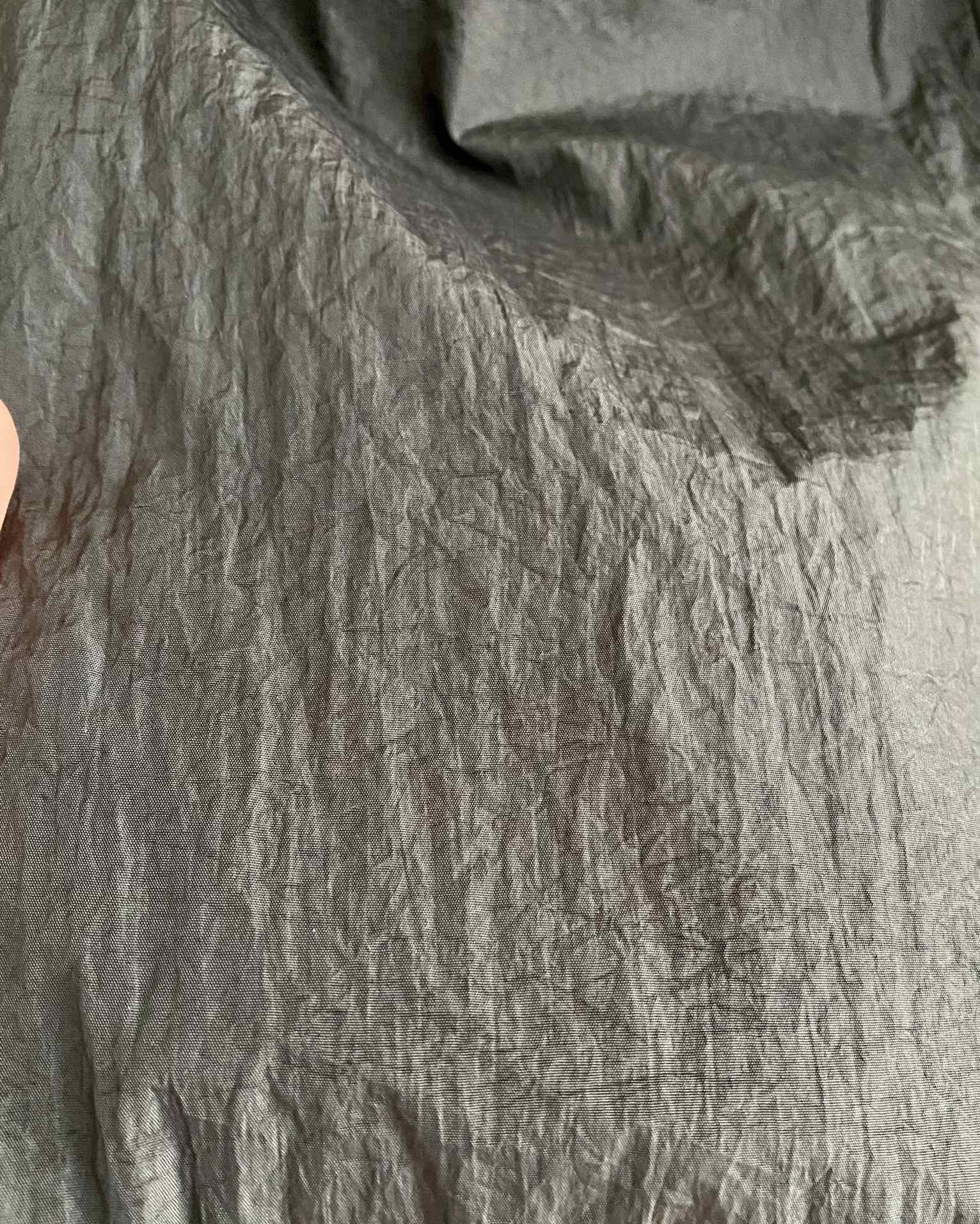 Todo el pantalón tiene 6 cremalleras. La confección es muy complicada. Interior totalmente ribeteado. La tela también e…