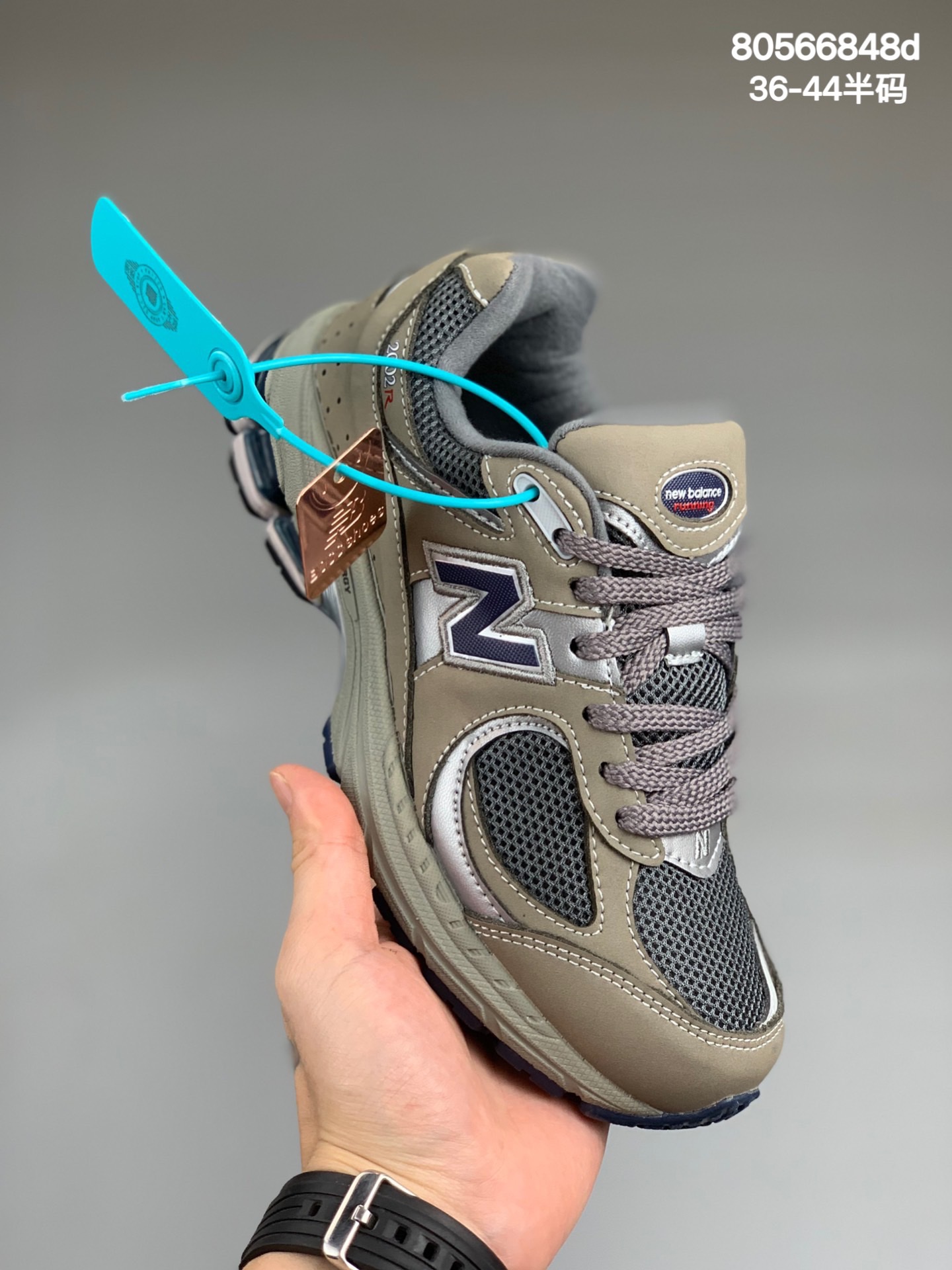 
 男女鞋真标半码制#New Balance WL2002 复古休闲跑步鞋 ML2002RC#最新出的2002R系列，鞋款延续了经典科技，升级版N-ERGY缓震物料机能与材质 上脚太舒适了，鞋面的柔软麂皮搭配尼龙网布，特别透气而且还复古感，不管是搭配牛仔裤还工装裤都是百搭！
尺码:36-44半码
编码:80566848d