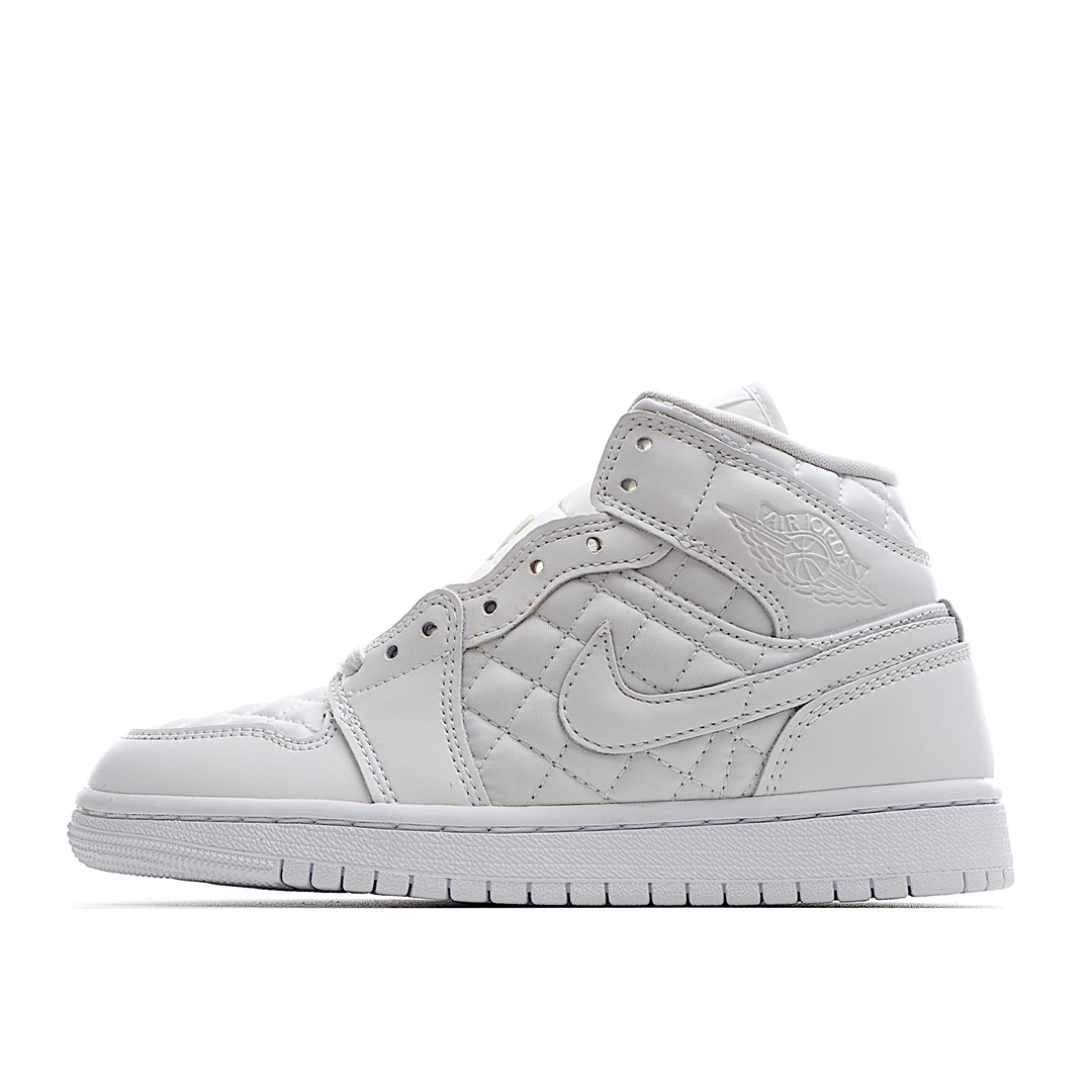 G0 Air Jordan 1 Mid “Quilted White”雪❄白香奈儿采用中帮版型，融入雪白色和浅骨色配色设计，呈现出颇具中性气息的出众外观；鞋头、鞋身两侧和鞋口均饰有独特香奈儿主题的绗缝细节，焕新演绎经典鞋款，为你带来心无旁骛的穿着体验