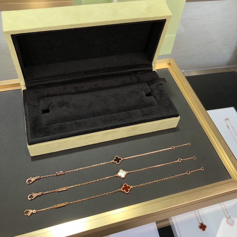 NO:102706,Little four-leaf clover gives you happiness and luck VCA small four-leaf clover bracelet arrives Mini four-leaf clover bracelet, Vca bracelet, bracelet19860909小小四叶草给你幸福和幸运 VCA 小号四叶草手链到货 Mini四叶草手链,Vca手链,bracelet,Jewelry