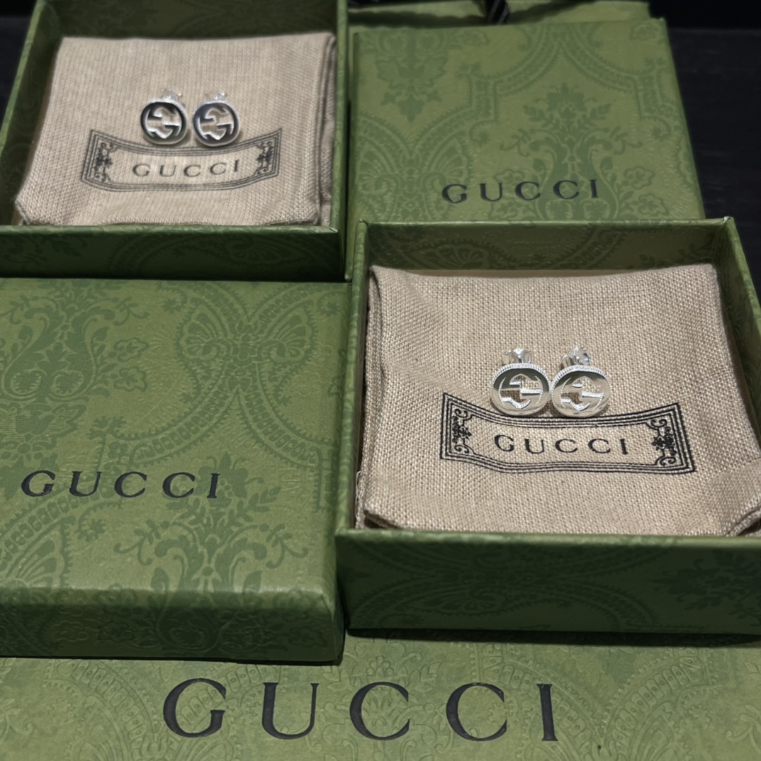 NO:102885,Interlocking G sterling silver earrings very popular items that can be worn by boys and girls. Control any style, Gucci earrings, gucci earrings, pure silver19860909Interlocking G纯银耳环 非常热门的单品 男生女生均可以佩戴 驾驭任意风格,古驰耳钉,gucci,earrings,pure silver,Jewelry