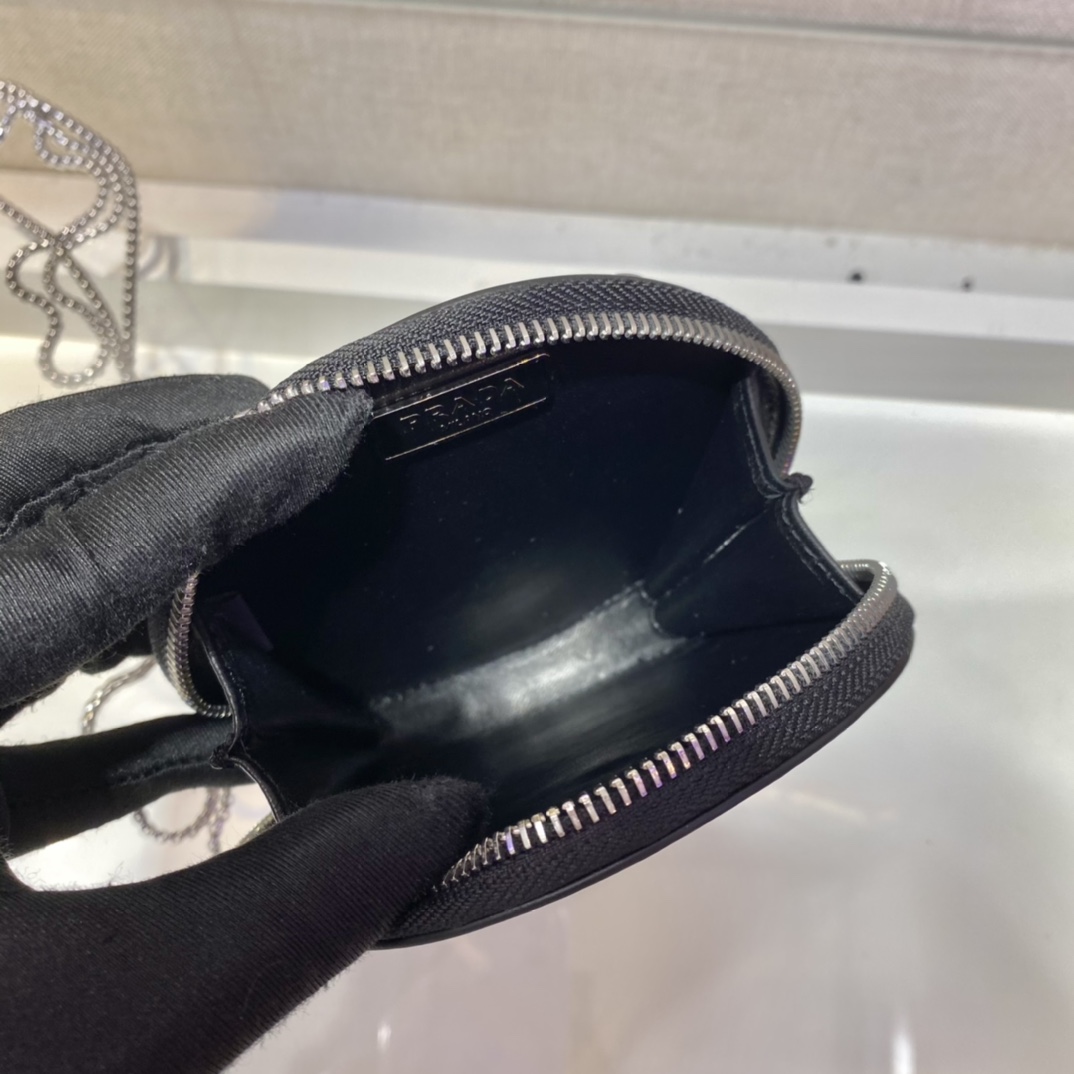 PRADA普拉达亮面皮革亮面小圆形零钱包1NR003