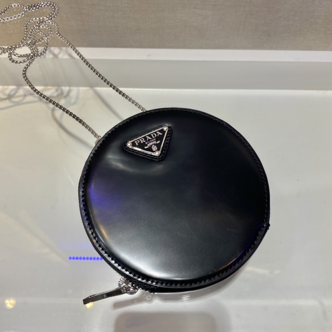 PRADA普拉达亮面皮革亮面小圆形零钱包1NR003