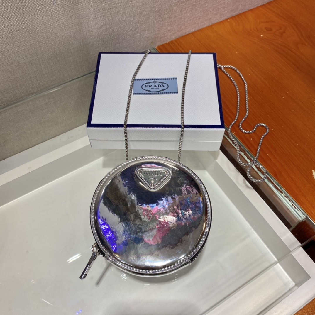 PRADA普拉达亮面皮革亮面小圆形零钱包1NR003