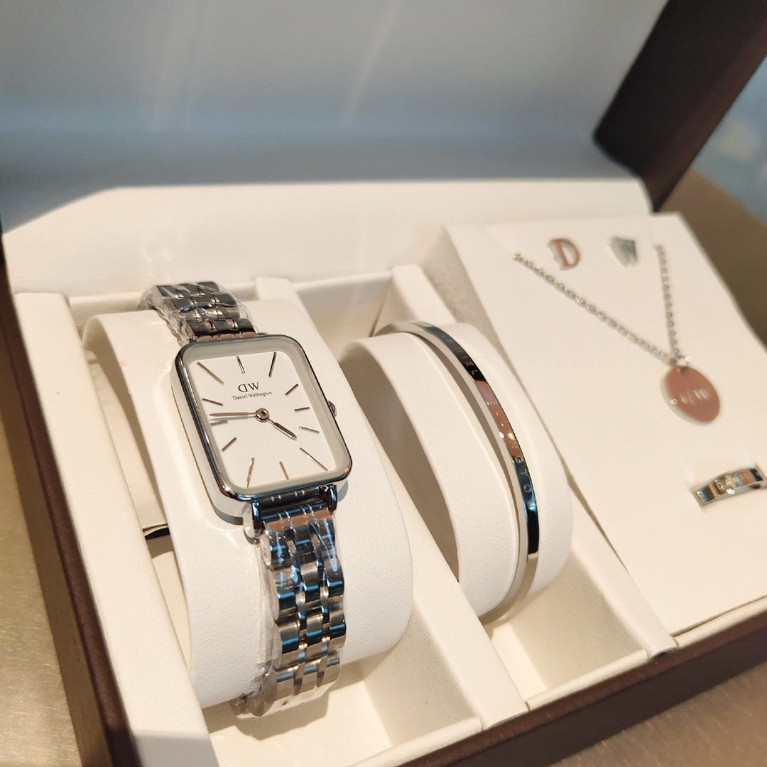 Daniel Wellington Lady Classic Set: Timeless Style in Five Pieces of High-End Custom Jewelry