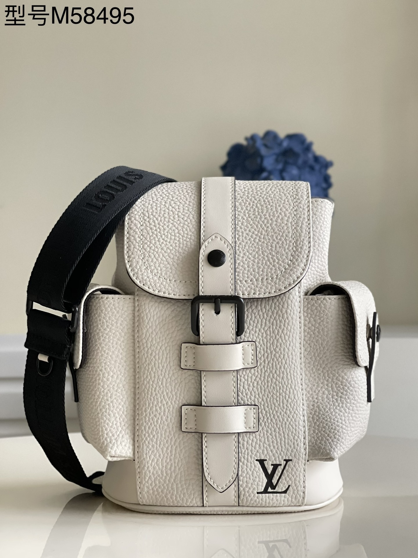 NO:397524,【Exclusive real photo M58495 blue】Christopher XS backpack is a concentrated version of Louis Vuitton classic Christopher backpack. It is made of delicate Taurillon leather, with side pockets and spring buckles, which can accommodate wallets, mobile phones, etc., providing collectors with another trendy choice. LV logo straps enable shoulder or crossbody selection. Size 14 x 19.5 x 5 cm z.700, LV [original leather], louis vuitton, louis vuitton, louis vuitton19860909【独家实拍M58495蓝】Christopher XS 双肩包是路易威登经典 Christopher 双肩包的浓缩版本,取材细腻 Taurillon 皮革,设有侧袋和弹簧扣,可容纳钱夹、手机等随行所需,为收藏家提供又一潮流之选.LV 标识肩带实现肩背或斜挎选择.尺寸14 x 19.5 x 5 厘米 z.700,LV【原厂皮】,louis vuitton,louis vuitton,Bag