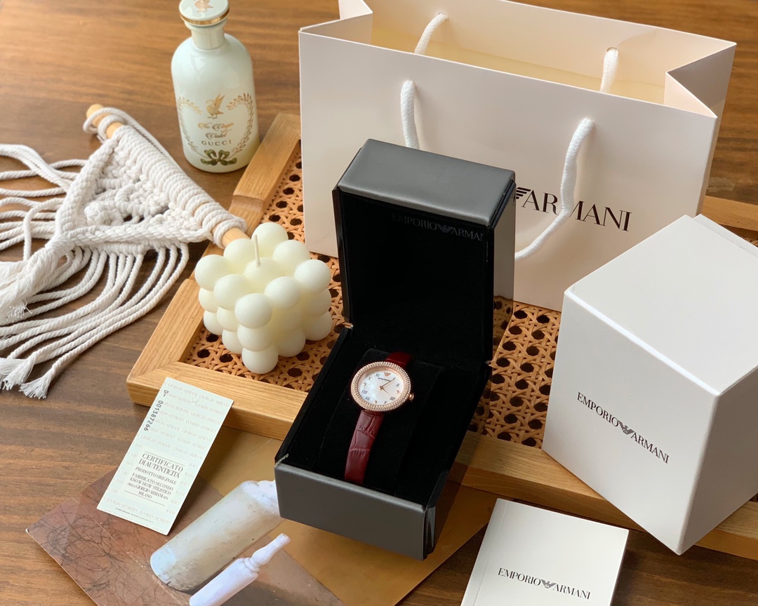 El mismo reloj Armani Rose Gypsophila de Tong Liya, modelo AR11357. La serie de discos pequeños combina la cr…