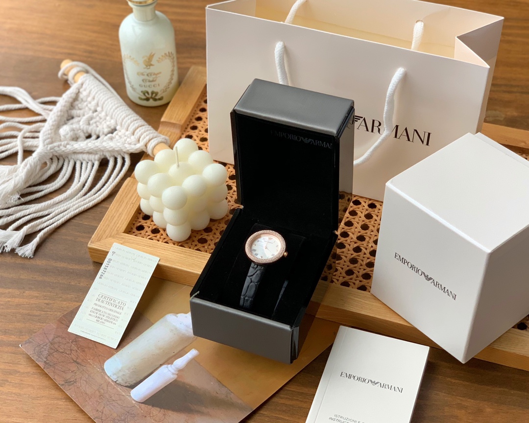 El mismo reloj Armani Rose Gypsophila de Tong Liya, modelo AR11356. La serie de discos pequeños combina la creación de …