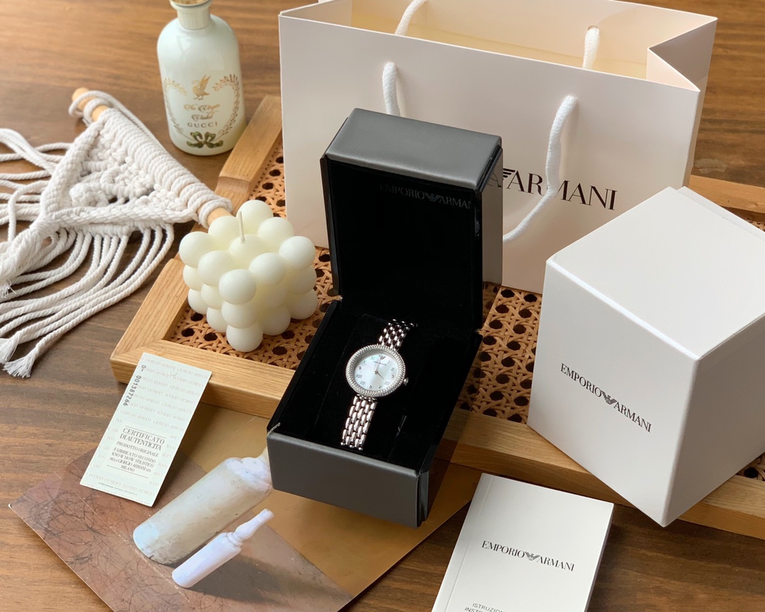 El mismo reloj Armani Armani Rose Baby's Breath de Tong Liya, modelo AR11354. La serie de discos pequeños combina la cr…