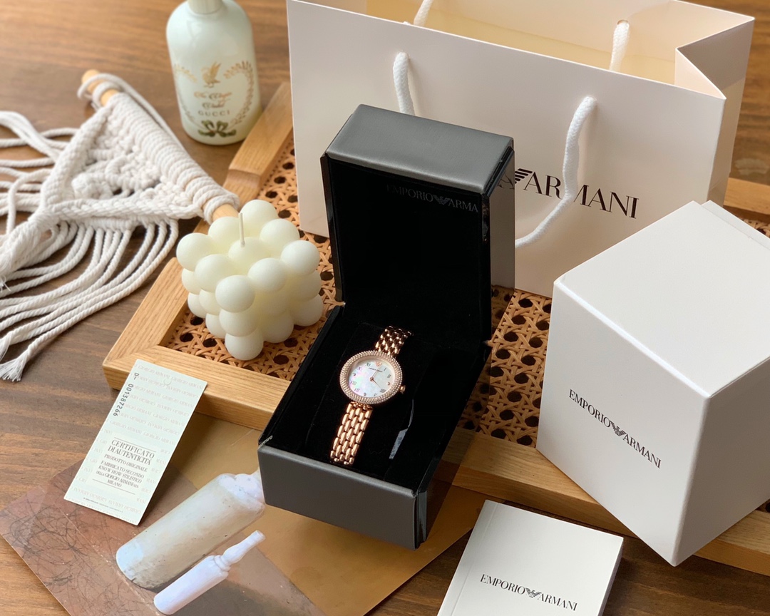 El mismo reloj Armani Armani Rose Baby's Breath de Tong Liya, modelo AR11355. La serie de discos pequeños combina la cr…