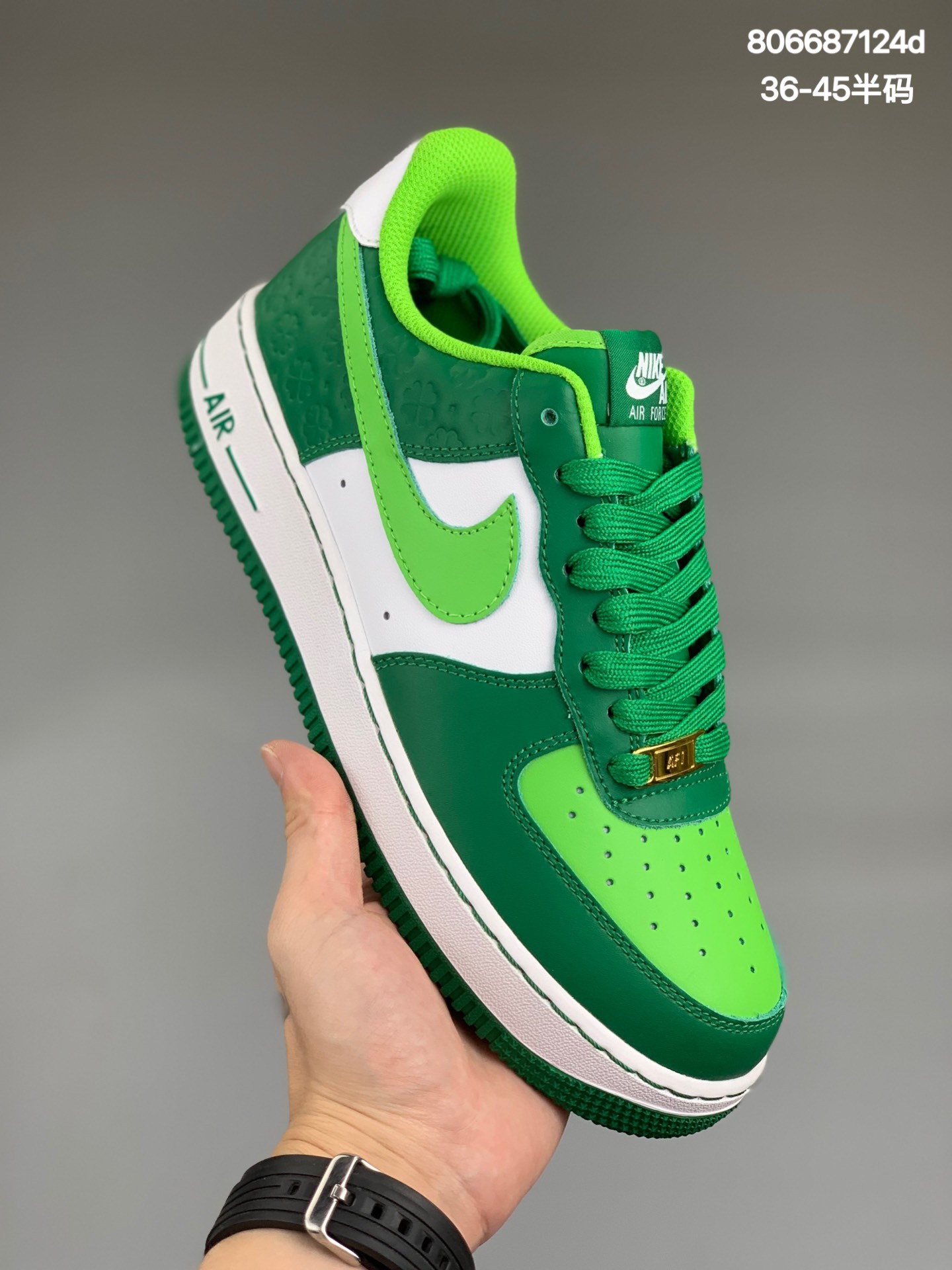 
NK Air Force 1 “St. Patrick’s Day”圣帕特里克节 货号：DD8458-300 鞋身整体采用绿色为主色调，搭配白色细节点缀，Swoosh以及鞋头、内衬均采用抹茶绿色搭配，十分白搭。后跟处是该鞋款的一大亮点，草绿色的皮革上印有象征幸福的四叶草暗纹，细节满满！SIZE：36 36.5 37.5 38 38.5 39 40 40.5 41 42 42.5 43 44 44.5 45 
编码：806687124d