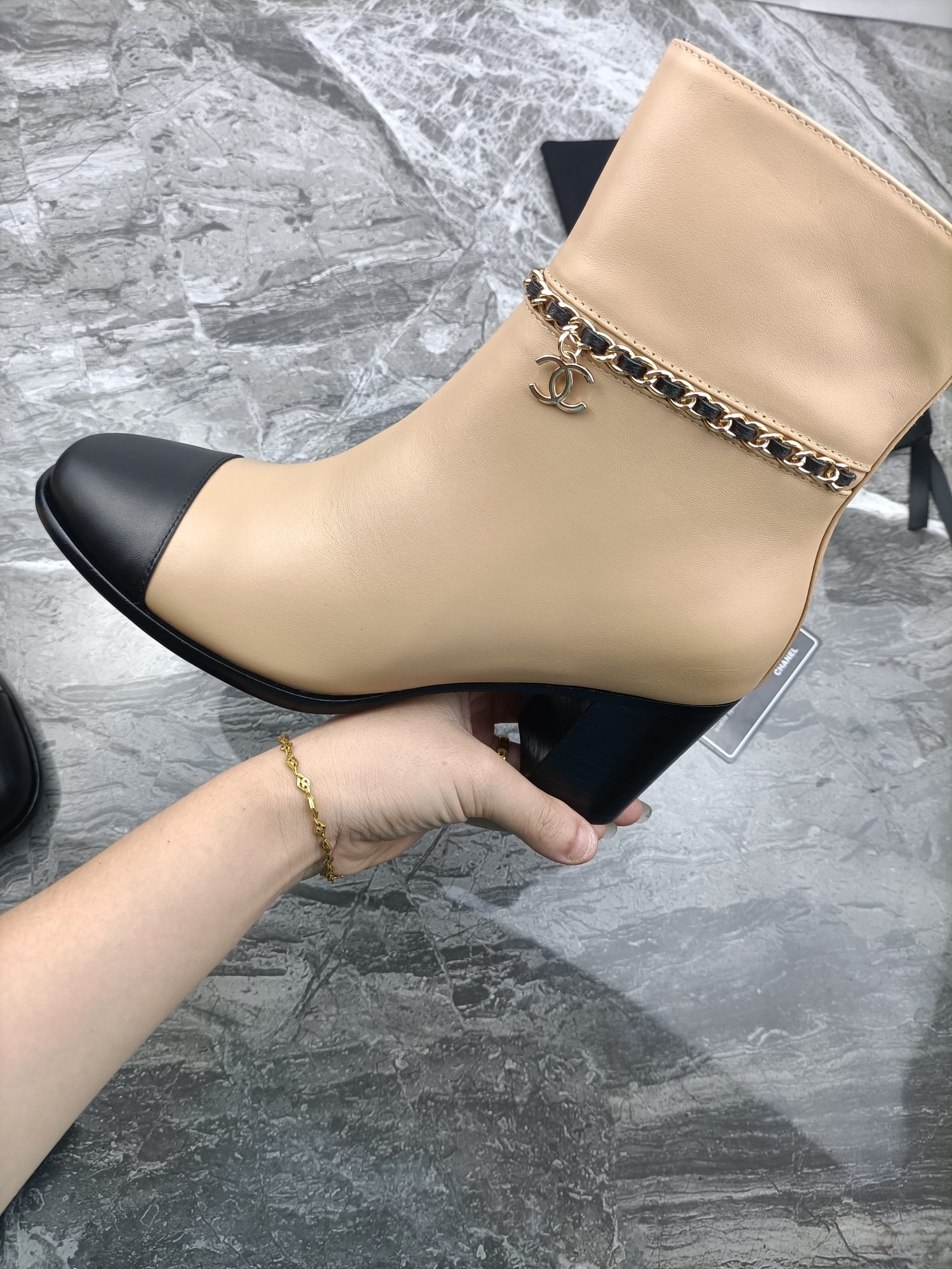 NO:535107,CHANEL classic women's boots, after several months of careful modification, continue the style of small fragrance chain, this style is fashionable and versatile and comfortable, full-grain top layer cowhide, sheepskin inner lining, genuine leather soles, size 35-41 (note that 40.41 custom made without return or exchange), boots, chanel, chanel, boots, cowhide, sheepskin, Leather soles19860909CHANEL香奈儿经典女靴,经过几个月的精心调制 ,续小香链条风,此款时尚百搭脚感舒适, 全粒面头层牛皮,羊皮内里,真皮大底,码数 35-41（注意40.41订做不退不换）,靴子,chanel,chanel,boots,cowhide,sheepskin,Leather soles,Women's Shoes