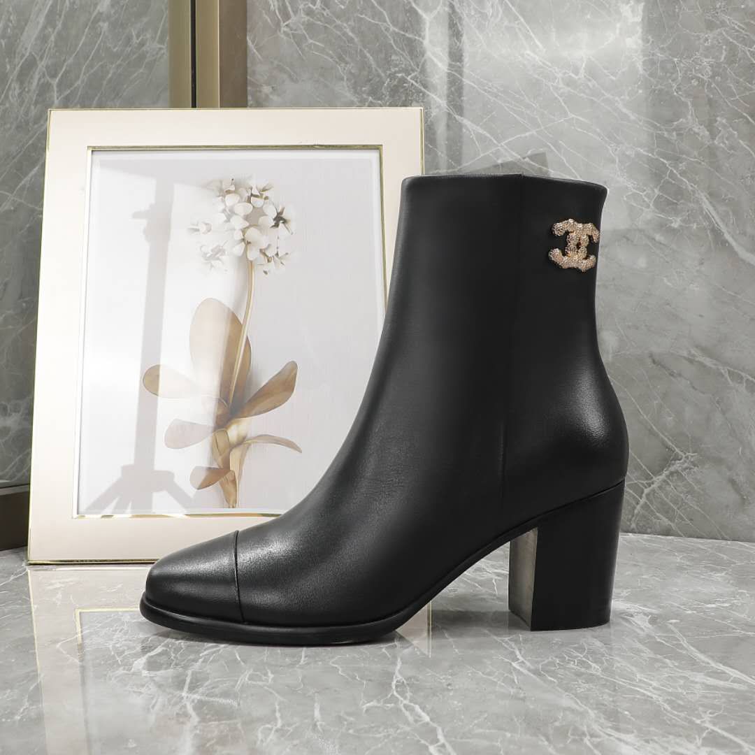 NO:535112,CHANEL classic women's boots, after several months of careful modification, simple and elegant, this style is fashionable and versatile and comfortable, full-grain top layer cowhide, sheepskin inner lining, genuine leather sole, heel height 6.5cm, size 35-41 (note that 40.41 custom made, no return or exchange), boots, chanel, chanel, boots, cowhide, sheepskin, Leather soles19860909CHANEL香奈儿经典女靴,经过几个月的精心调制 ,简约大方,此款时尚百搭脚感舒适, 全粒面头层牛皮,羊皮内里,真皮大底,跟高6.5cm 码数35-41（注意40.41订做不退不换）,靴子,chanel,chanel,boots,cowhide,sheepskin,Leather soles,Women's Shoes