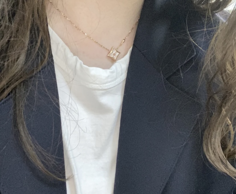 NO:101740,The Lv square mosaic necklace champagne gold spot supply [Tear] [Tear] [Tear] [Tear] [Tear] Color Blossom pays tribute to Monogram floral patterns originated in 1896, created from George Louis Vuitton. Beautiful flowers bloom in bright rose gold light on white mother of pearls. It takes months of fine work to polish these exquisite curves and fire on diamonds. This dazzling jewelry collection will create the most charming personality style., Lv necklace, louis vuitton, louis vuitton, necklace19860909对版 Lv方形贝母项链香槟金现货供应 [流泪][流泪] [流泪][流泪]Color Blossom向源于1896,创自乔治路易威登的Monogram花卉图纹致敬.美丽的花朵在白色珍珠母上绽放璀璨的玫瑰金光.在钻石上打磨出这些精致的曲线与火光需要数月之久的精工细作.此种耀眼的珠宝系列将创造出最迷人的个性风格.,Lv项链,louis vuitton,louis vuitton,necklace,Jewelry