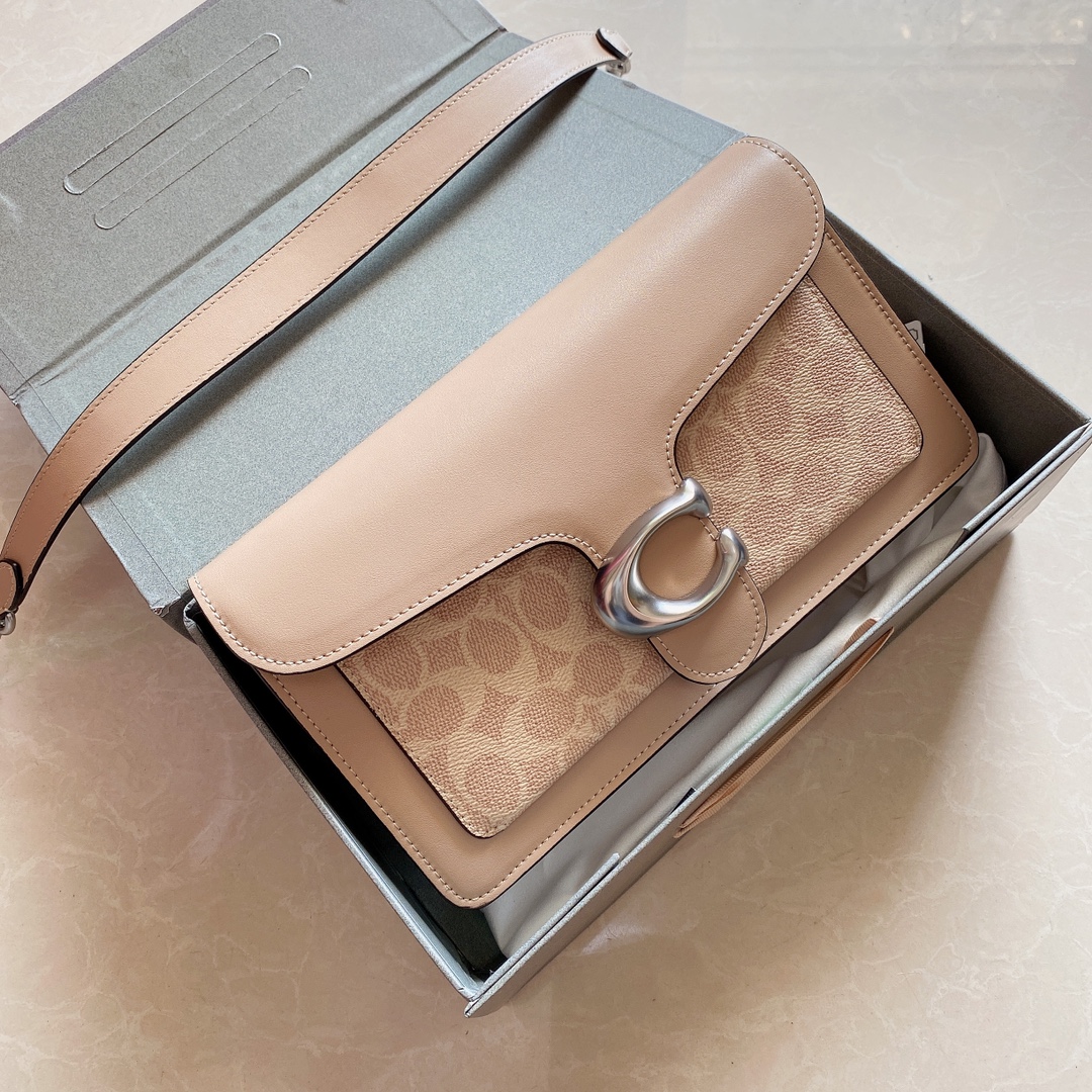 蔻驰Tabby酒神包🅿️230 让小姐姐第一眼看到就会爱上它.被誉为平价版酒神包的蔻驰Tabby.复古又百搭.很受欢迎.五金扣厚实.整体精致.特别能装.标配一长一短可卸肩带.内部结构分层合理.中间带拉链隔层小袋.把包分成三格.完美尺寸. 规格：25*15*7.5cm 手提单肩斜挎都没问题.