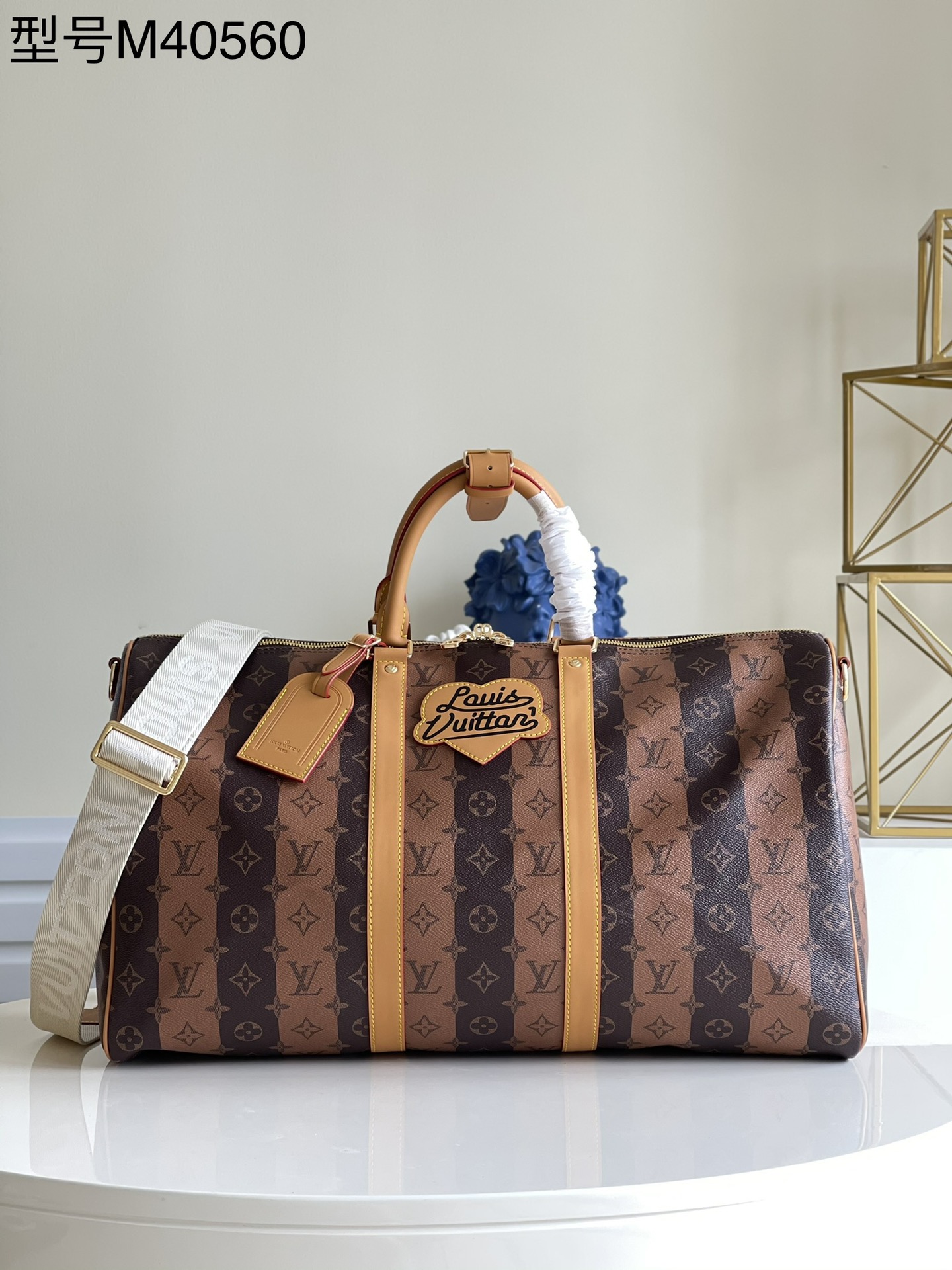 NO:397472,【Exclusive real photo M40560 yellow】KEEPALL yellow flower striped travel bag (with shoulder straps) is the modern ancestor of the handbag. It has soft texture and spacious interior, made of Monogram canvas, equipped with double zipper closure and removable name tag size 50 x 29 x 22 cm E.900, LV [original leather], louis vuitton19860909【独家实拍M40560黄】KEEPALL黄色花条纹旅行袋（配肩带） 是手提包的现代始祖.它质地柔软,内部宽敞,以Monogram帆布制成,配有双拉链开合和可脱卸姓名吊牌尺寸50 x 29 x 22 厘米 E.900,LV【原厂皮】,louis vuitton,Bag