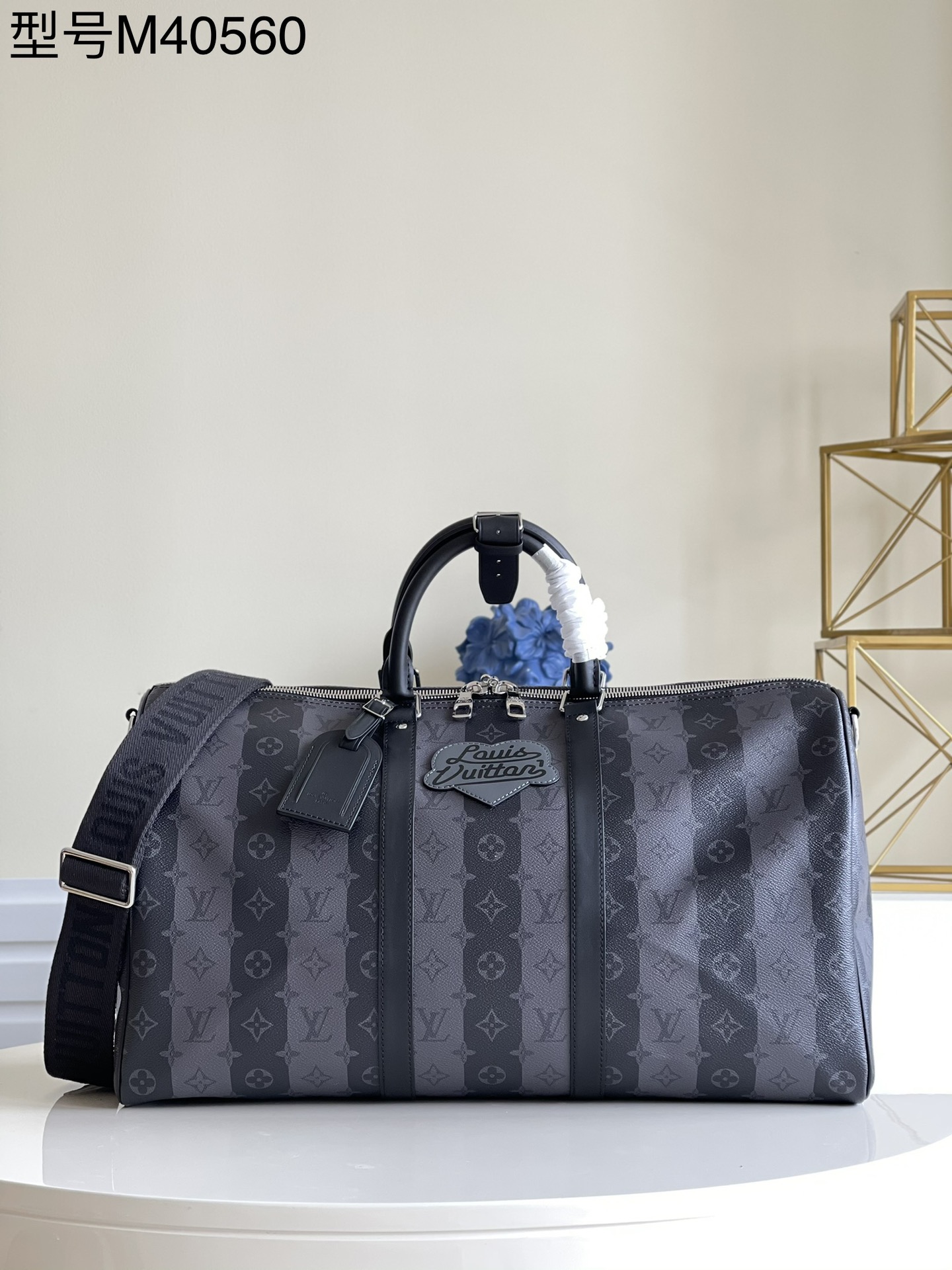 NO:397474,【Exclusive real photo M40560 black】KEEPALL yellow flower striped travel bag (with shoulder straps) is the modern ancestor of the handbag. It has soft texture and spacious interior, made of Monogram canvas, equipped with double zipper closure and removable name tag size 50 x 29 x 22 cm E.900, LV [original leather], louis vuitton19860909【独家实拍M40560黑】KEEPALL黄色花条纹旅行袋（配肩带） 是手提包的现代始祖.它质地柔软,内部宽敞,以Monogram帆布制成,配有双拉链开合和可脱卸姓名吊牌尺寸50 x 29 x 22 厘米 E.900,LV【原厂皮】,louis vuitton,Bag