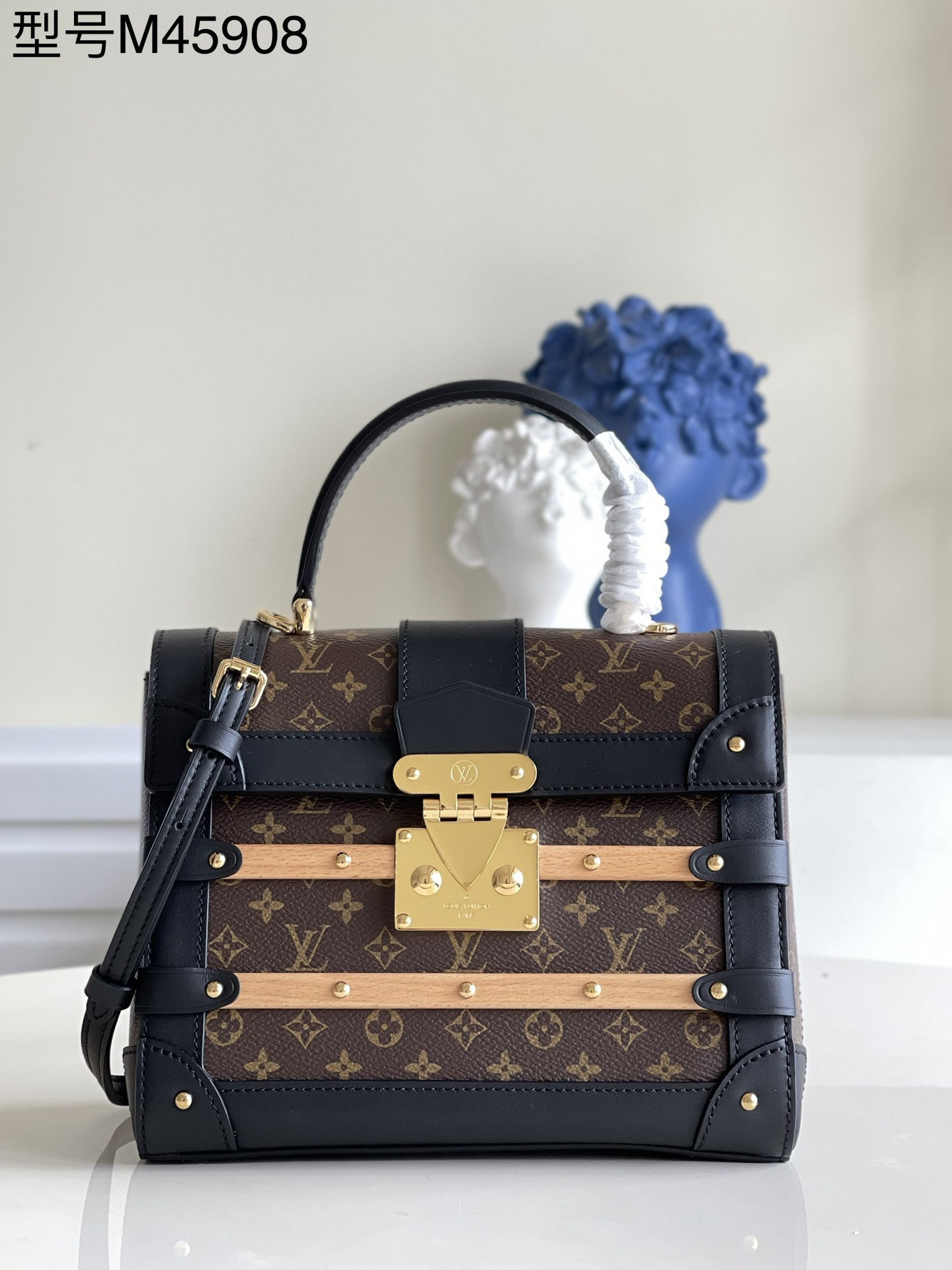 NO:397476,【Exclusive real photo M45908】Nicolas Ghesquière Looking back at Louis Vuitton's box making history, creating Trianon small handbags. Monogram canvas create semi-hard design, S-lock hook buckle, leather and wood trim continues the traditional hard box elements, top handle and removable and adjustable leather shoulder straps to achieve shoulder and crossbody choice. Dimensions 21 x 18 x 11 cm x.,LV [original leather],louis vuitton,louis vuitton19860909【独家实拍M45908】Nicolas Ghesquière 回望路易威登的制箱历史,创作 Trianon 小号手袋.Monogram 帆布塑造半硬质设计,S-lock 钩扣、皮革及木质饰边延续传统硬箱元素,顶部手柄和可拆卸并调节的皮革肩带实现肩背和斜挎选择.尺寸21 x 18 x 11 厘米 x.,LV【原厂皮】,louis vuitton,louis vuitton,Bag