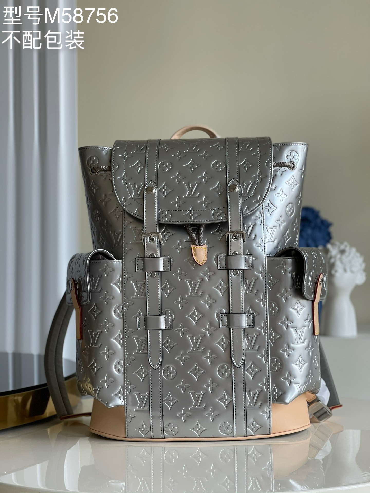 NO:397478,【Exclusive real photo M58756 silver】CHRISTOPHER mirrored small backpack, creative director Kim Jones draws inspiration from the elegant style in the suburbs of New York City to design this new Christopher backpack Monogram canvas and Epi leather color patchwork patch is full of color, lively style, multi-pocket design ensures outstanding practicality size 41x47x13cm e.800【This model is too big to match the packaging but not the packaging】, LV【original leather】, louis vuitton19860909【独家实拍M58756银色】CHRISTOPHER 镜面小号双肩包,创意总监Kim Jones从纽约市郊的优雅风格中汲取灵感 设计出此款全新的Christopher双肩包 Monogram帆布与Epi皮革拼色贴饰色泽饱满 风格活泼 多口袋设计确保出众的实用性 size 41x47x13cm e.800【此款太大配不下包装不配包装】,LV【原厂皮】,louis vuitton,Bag