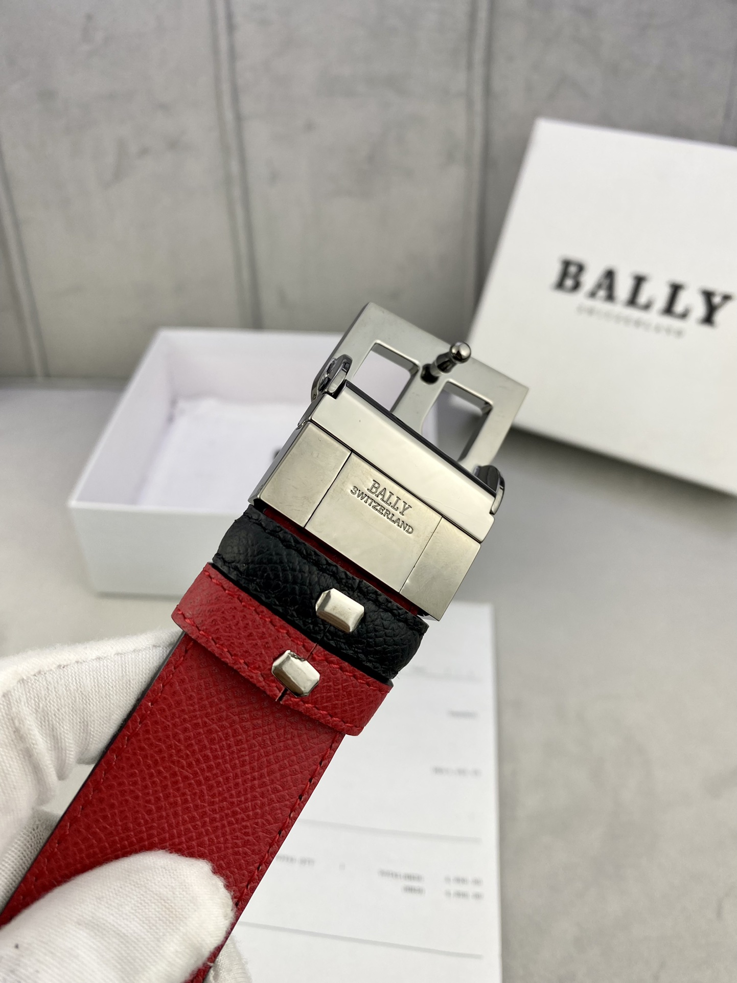 Stylish BALLY Calf Skin Gill Width 3.5 cm with Gold/Silver Buttons. - 图片 8