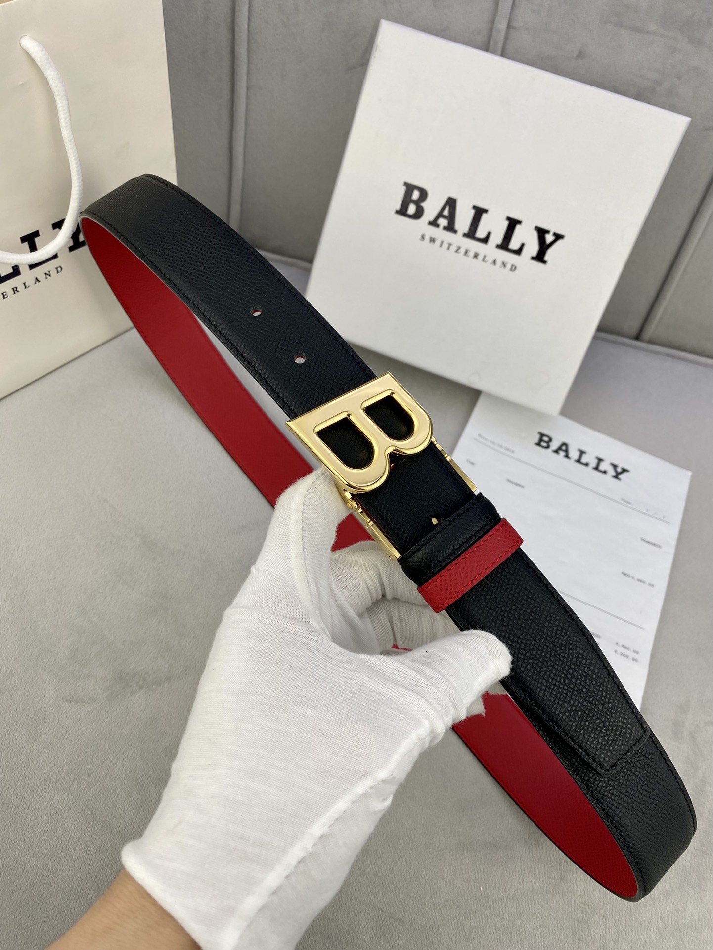 Stylish BALLY Calf Skin Gill Width 3.5 cm with Gold/Silver Buttons. - 图片 4
